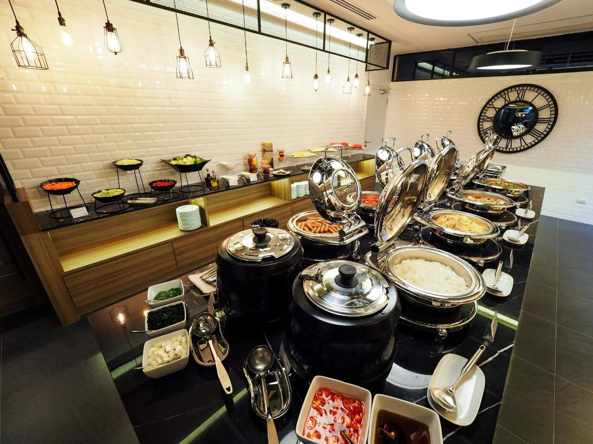 Restaurant/places to eat in 130 Hotel & Residence Bangkok