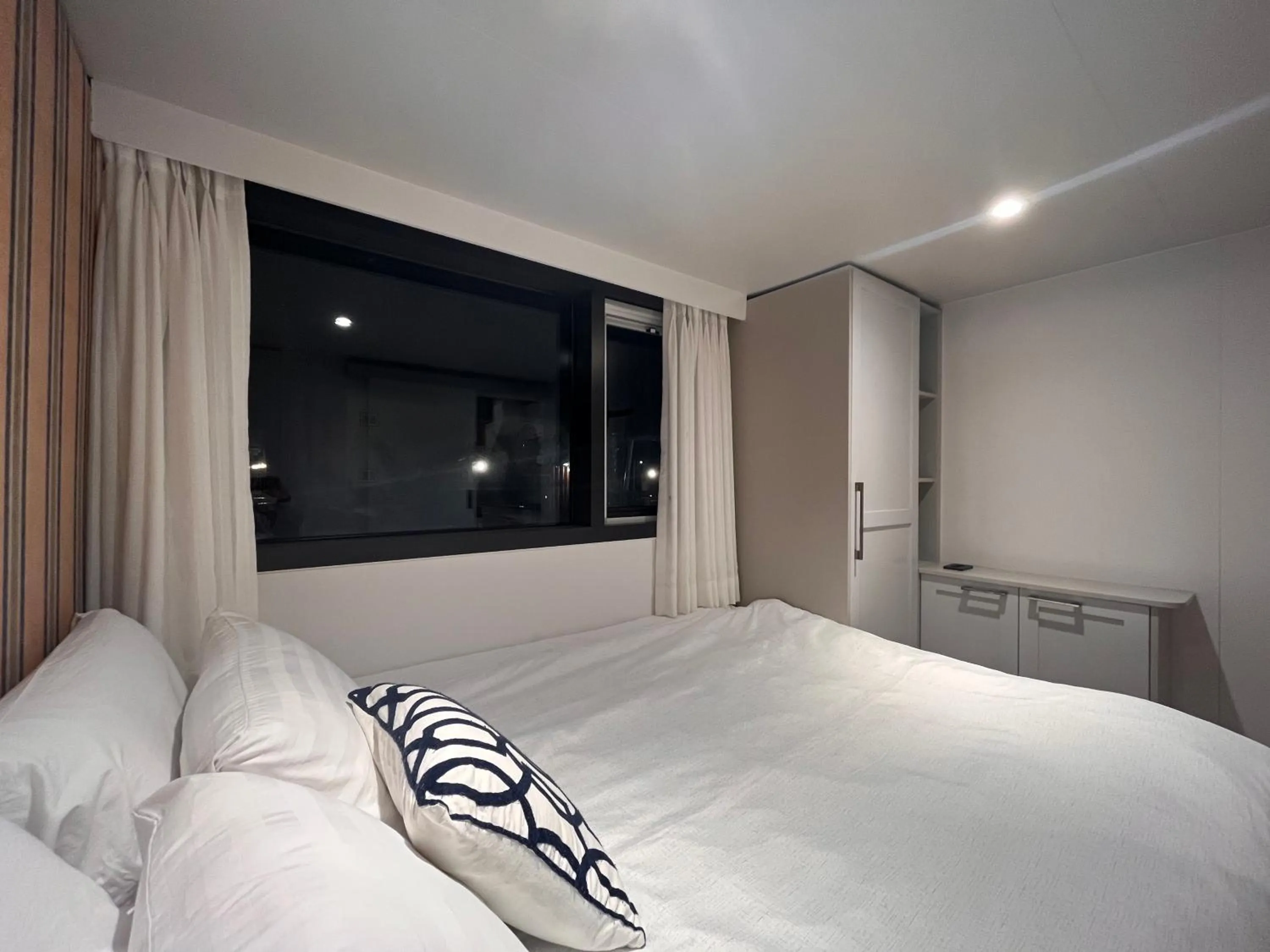 Bed in Morning Beach Pension