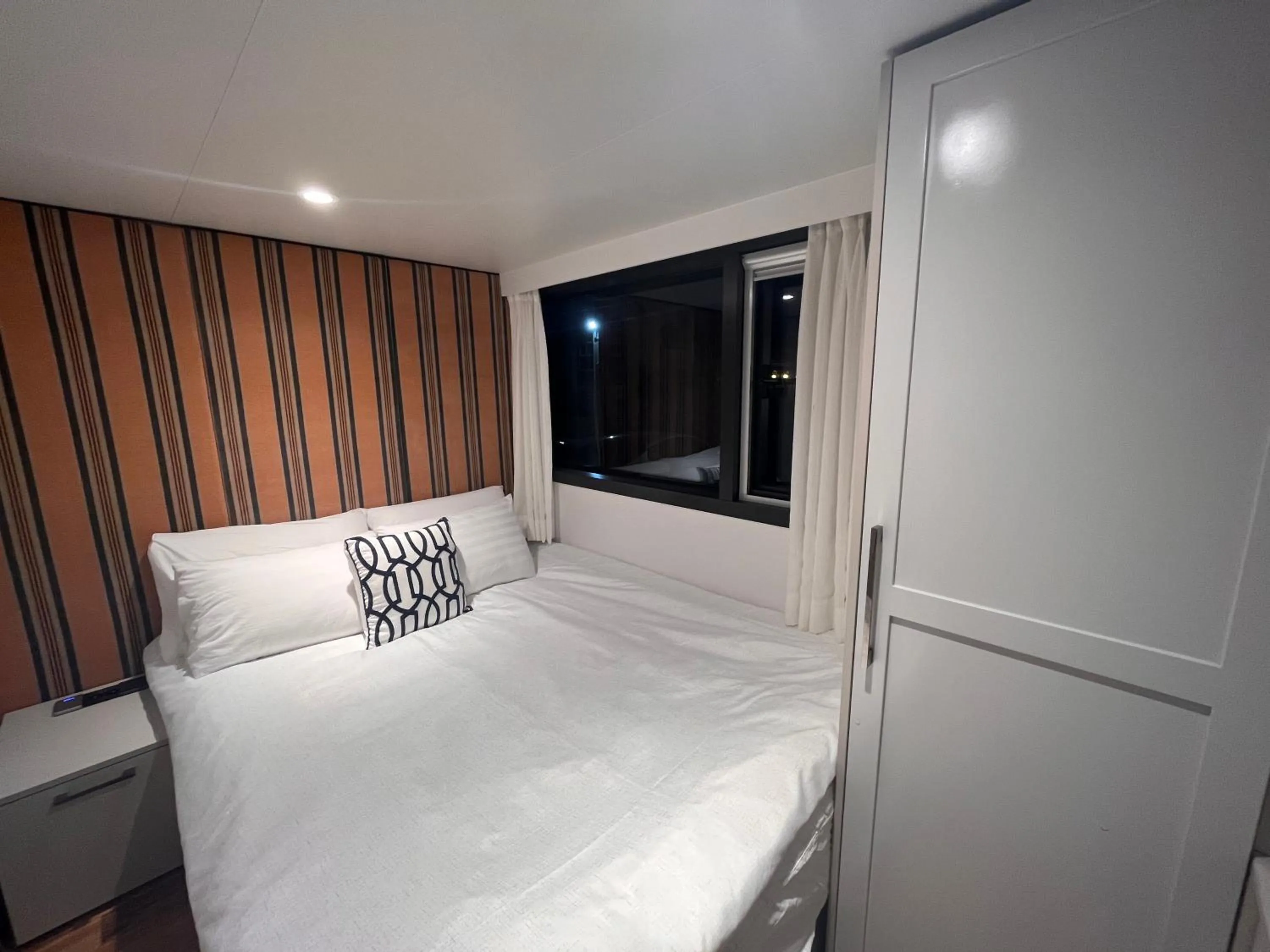 Bed in Morning Beach Pension