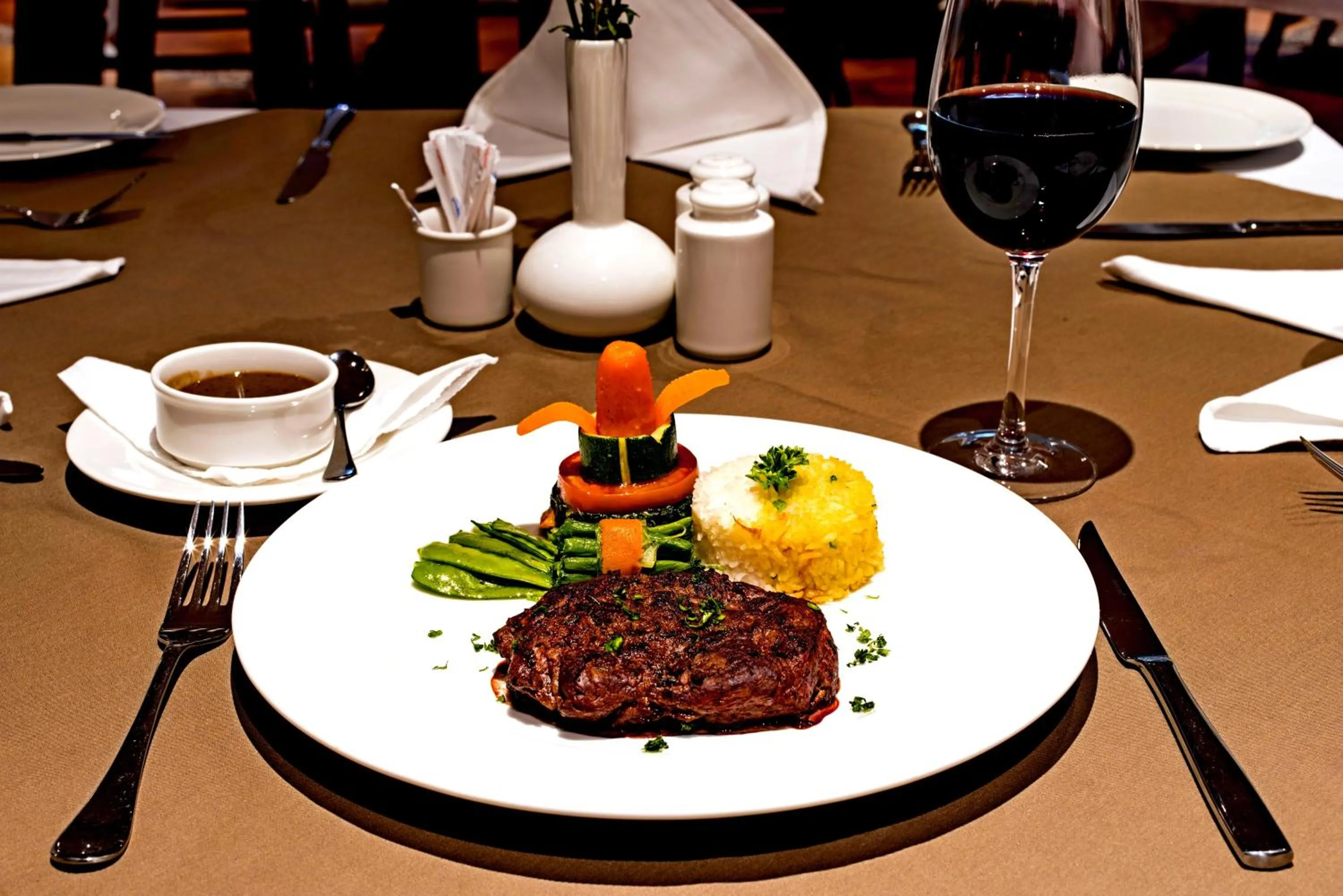 Restaurant/places to eat in Magna Hotel and Suites