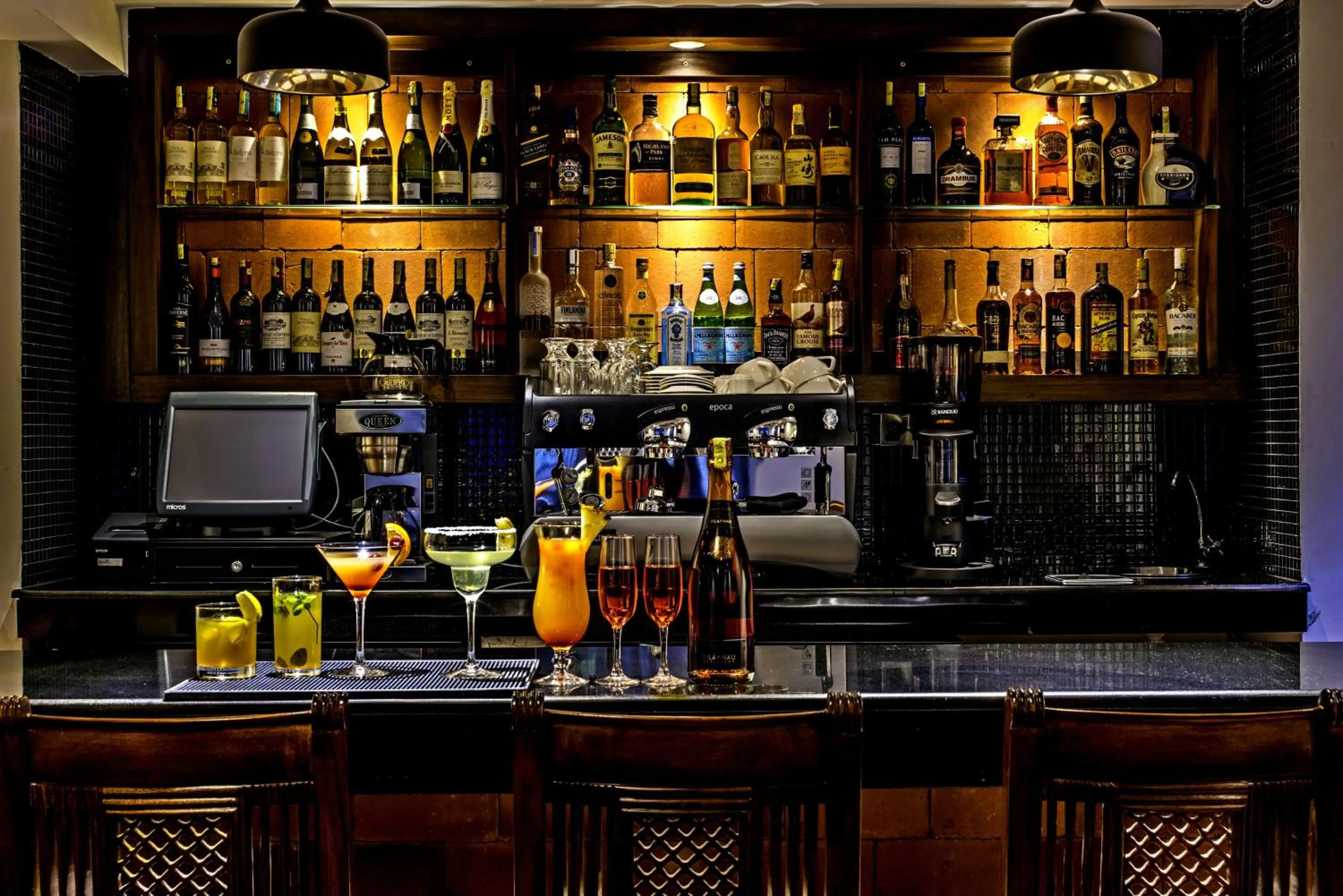 Communal lounge/ TV room, Lounge/Bar in Magna Hotel and Suites