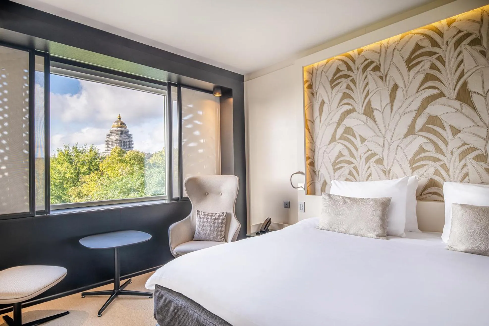 View (from property/room), Bed in The Hotel Brussels