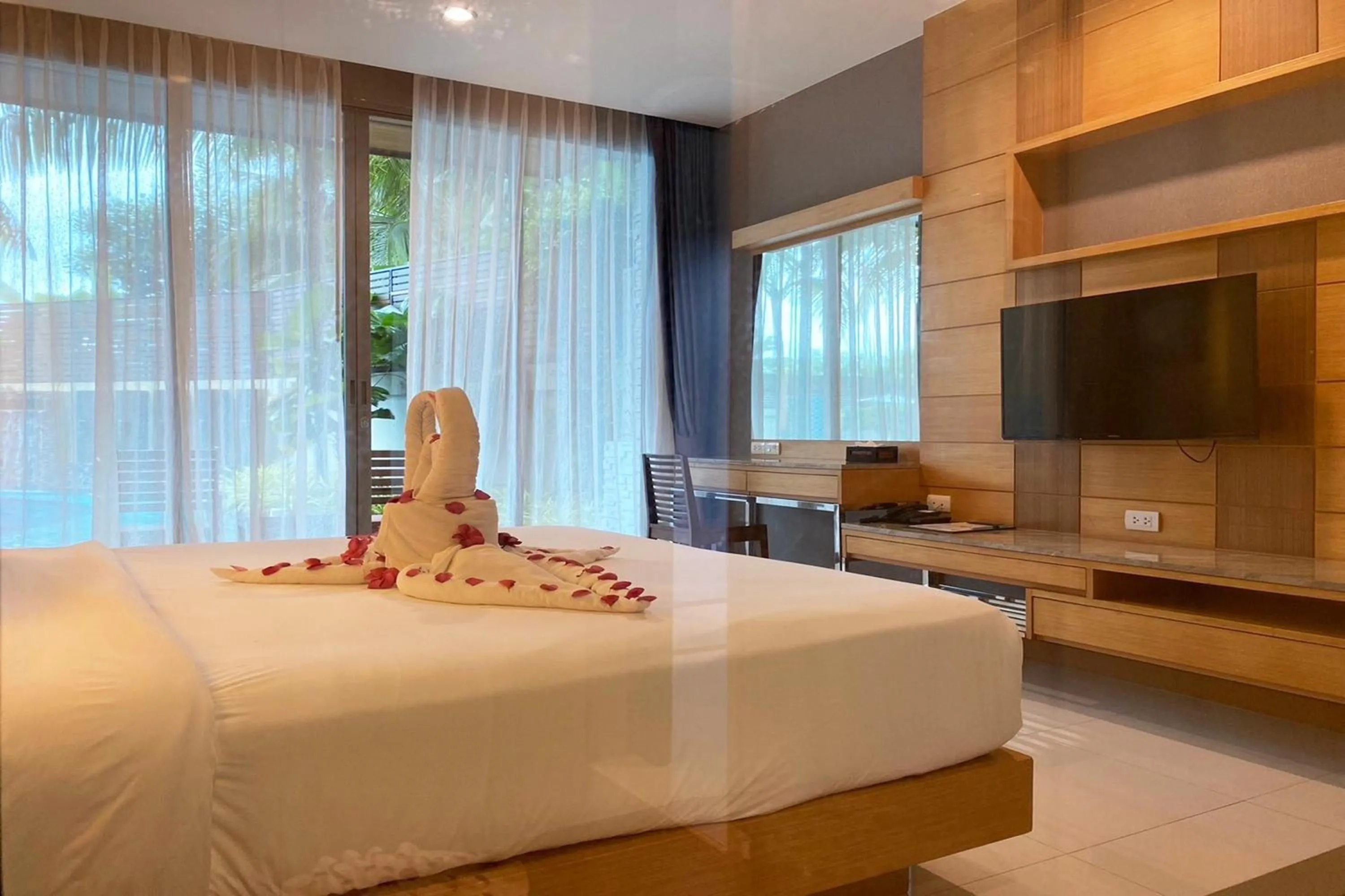 Bedroom, Bed in Aqua Resort Phuket - Near Beach and Chalong Pier
