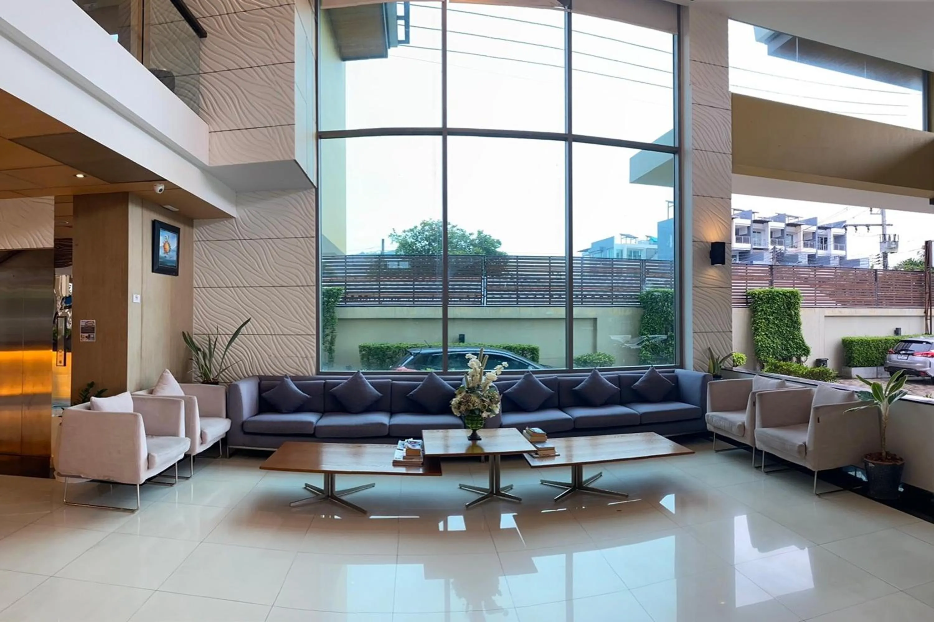 Seating area in Aqua Resort Phuket - Near Beach and Chalong Pier