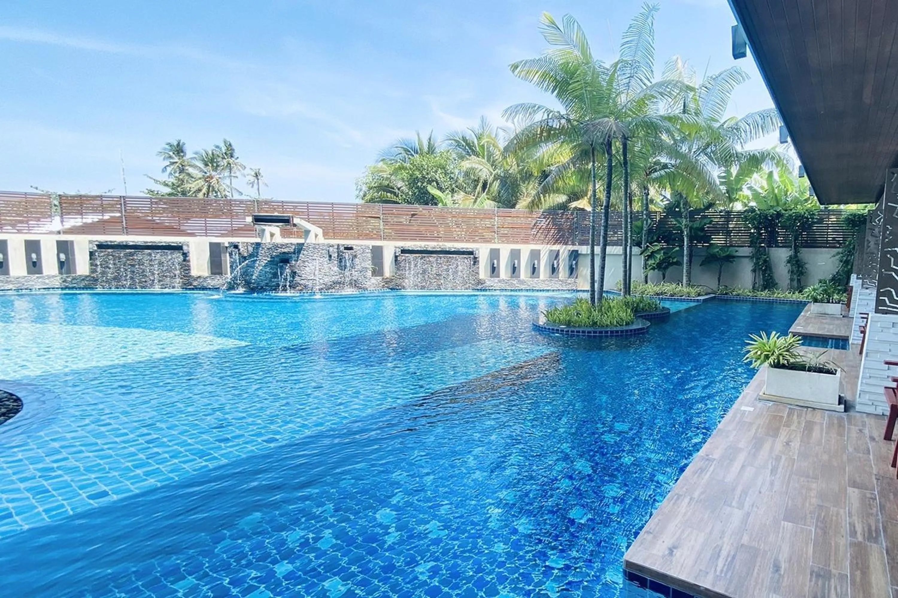 Swimming pool in Aqua Resort Phuket - Near Beach and Chalong Pier