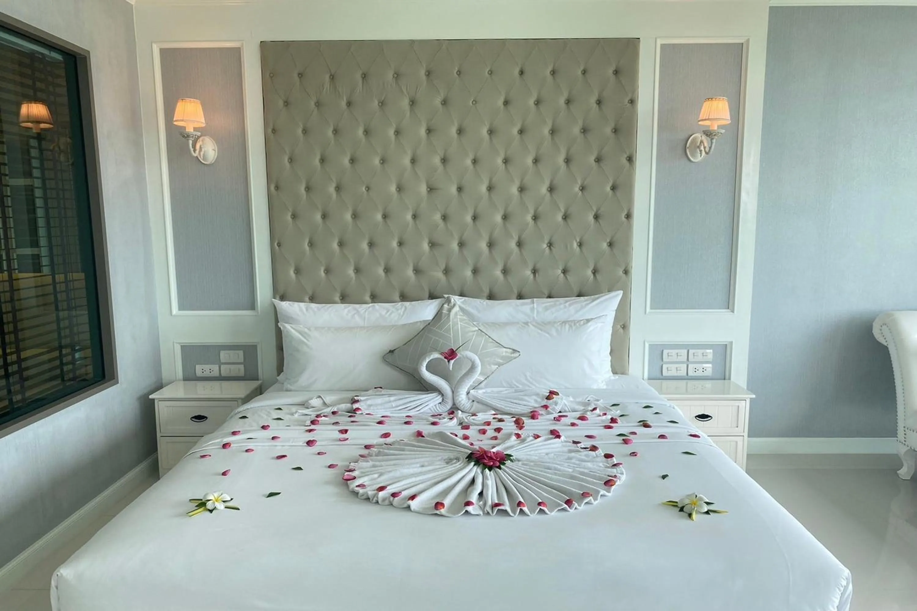 Bedroom, Bed in Aqua Resort Phuket - Near Beach and Chalong Pier