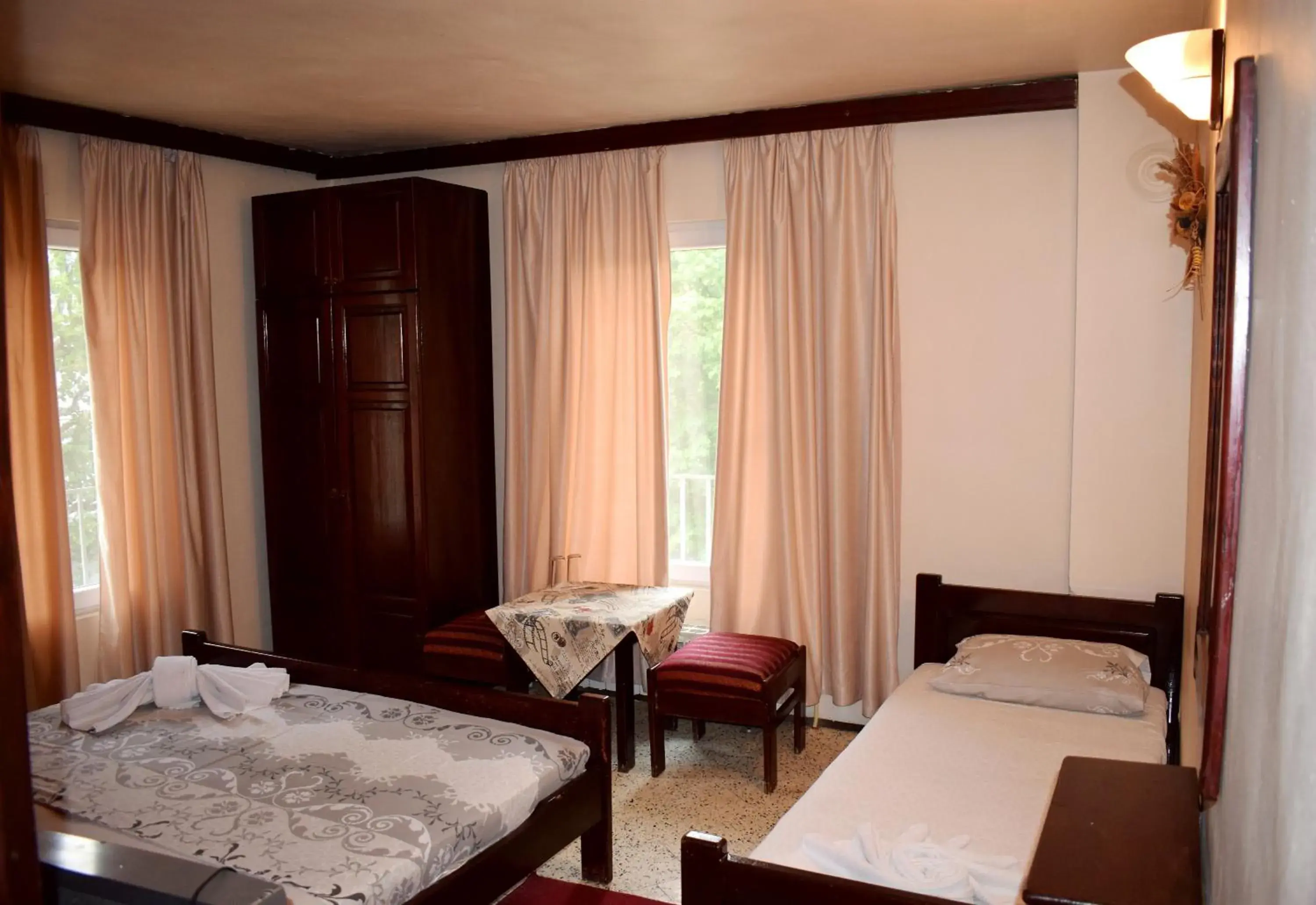 Triple Room with Bathroom in Hotel Trakia Triple Room with Bathroom in Hotel Trakia