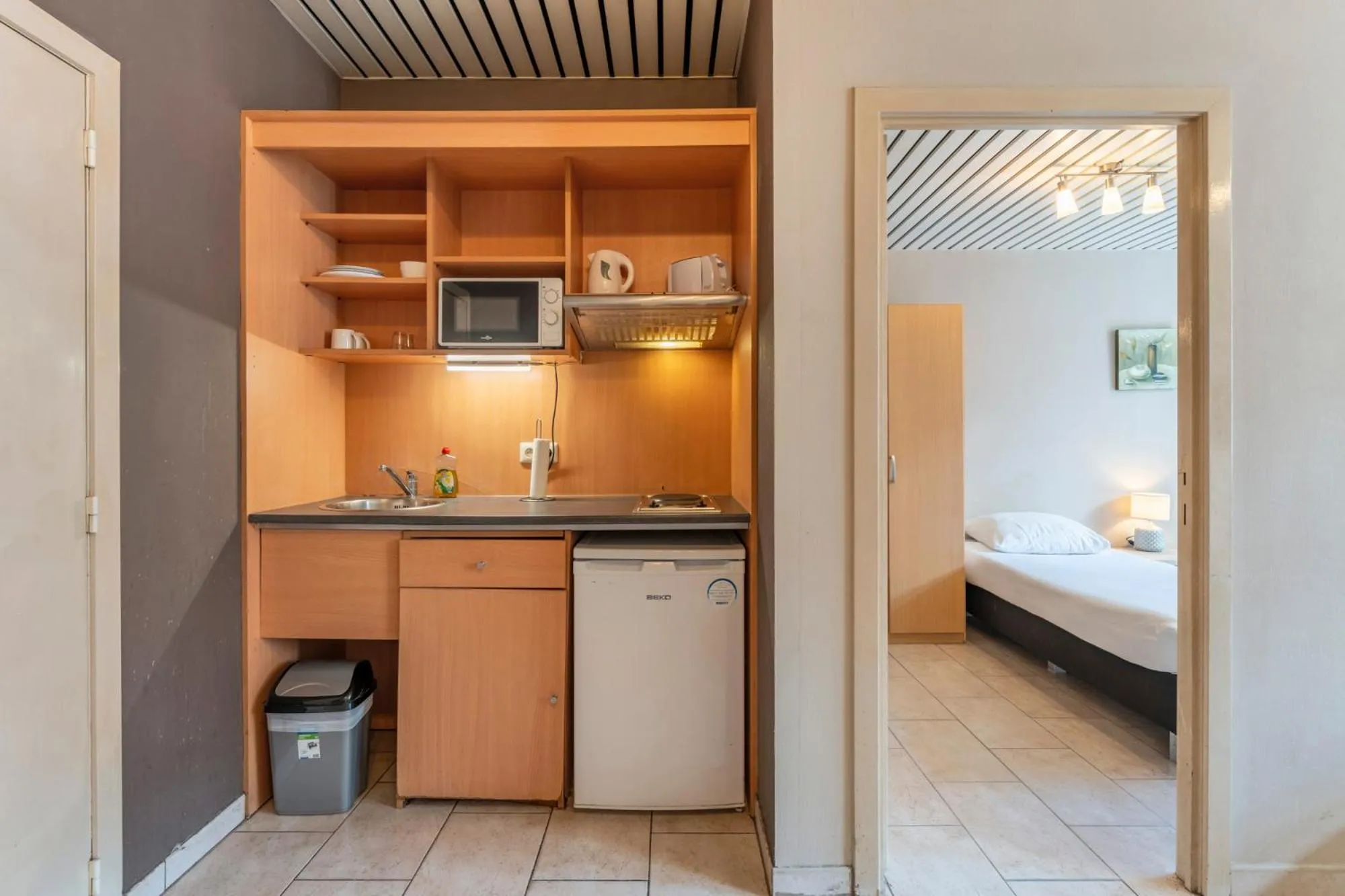 Kitchen or kitchenette, Bed in Condo Gardens Brussels