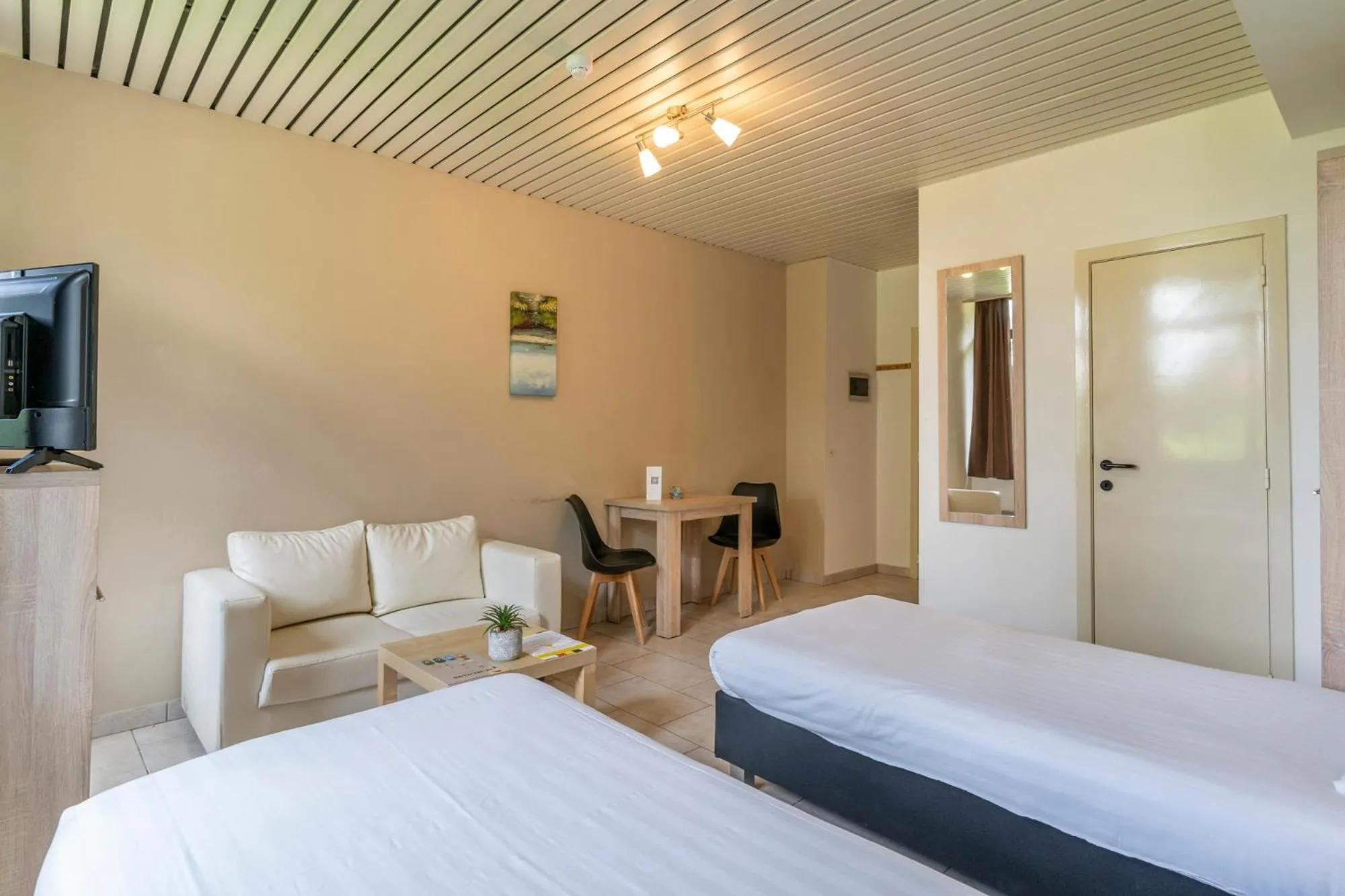 Seating area, Bed in Condo Gardens Brussels