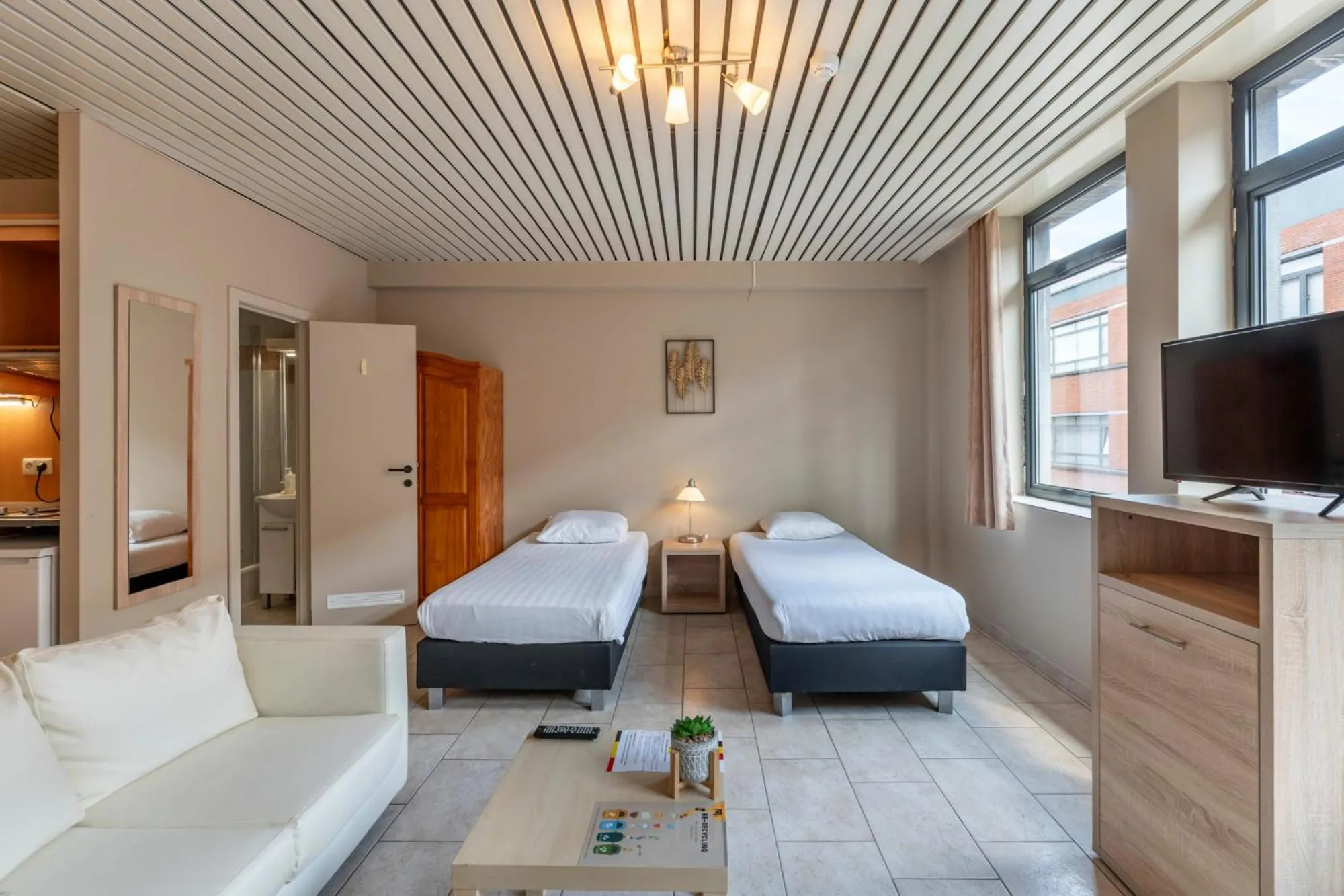 Communal lounge/ TV room, Bed in Condo Gardens Brussels