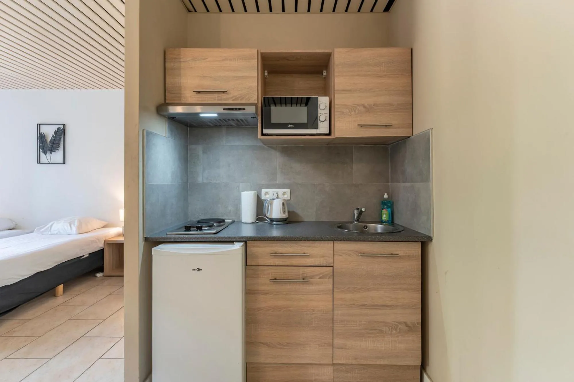 Kitchen or kitchenette, Bed in Condo Gardens Brussels