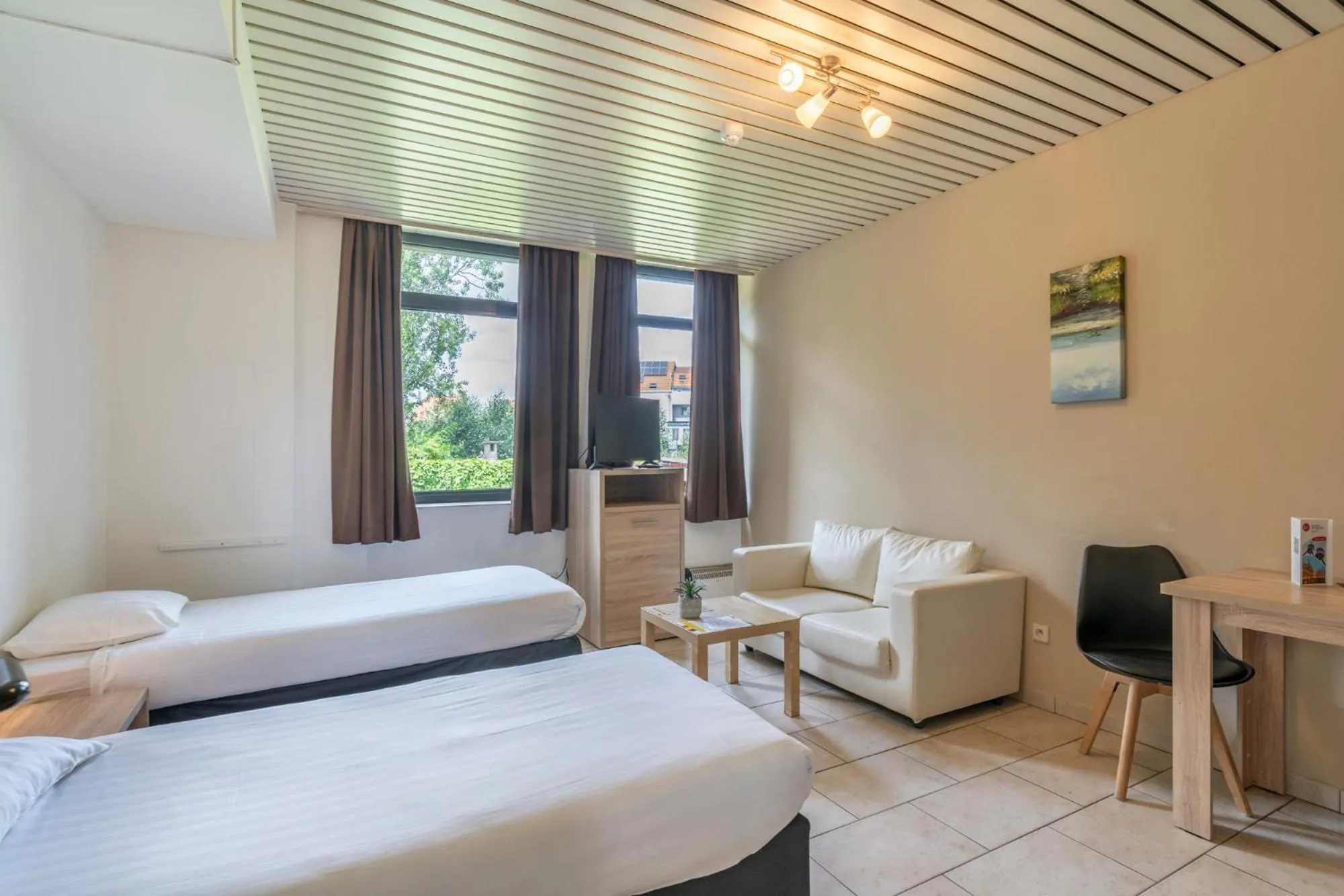 Photo of the whole room, Bed in Condo Gardens Brussels