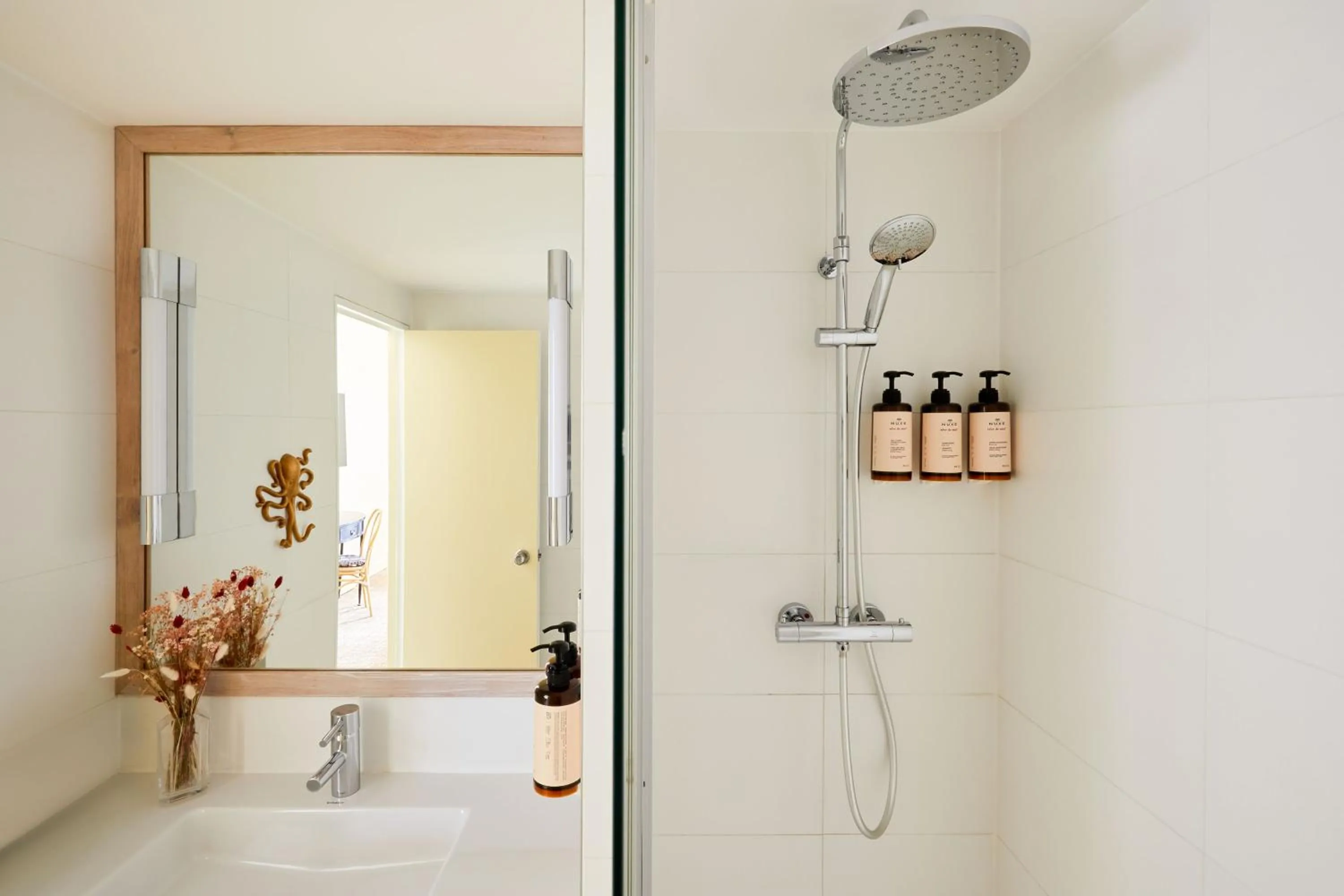 Bathroom in Hotel Indigo Bordeaux Centre Chartrons by IHG