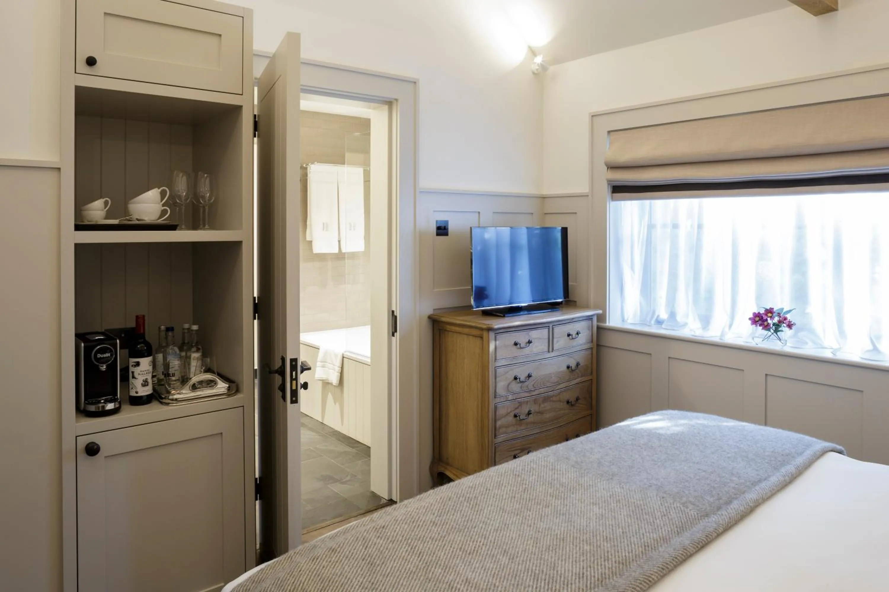 Bedroom, Bed in Hurley House Hotel