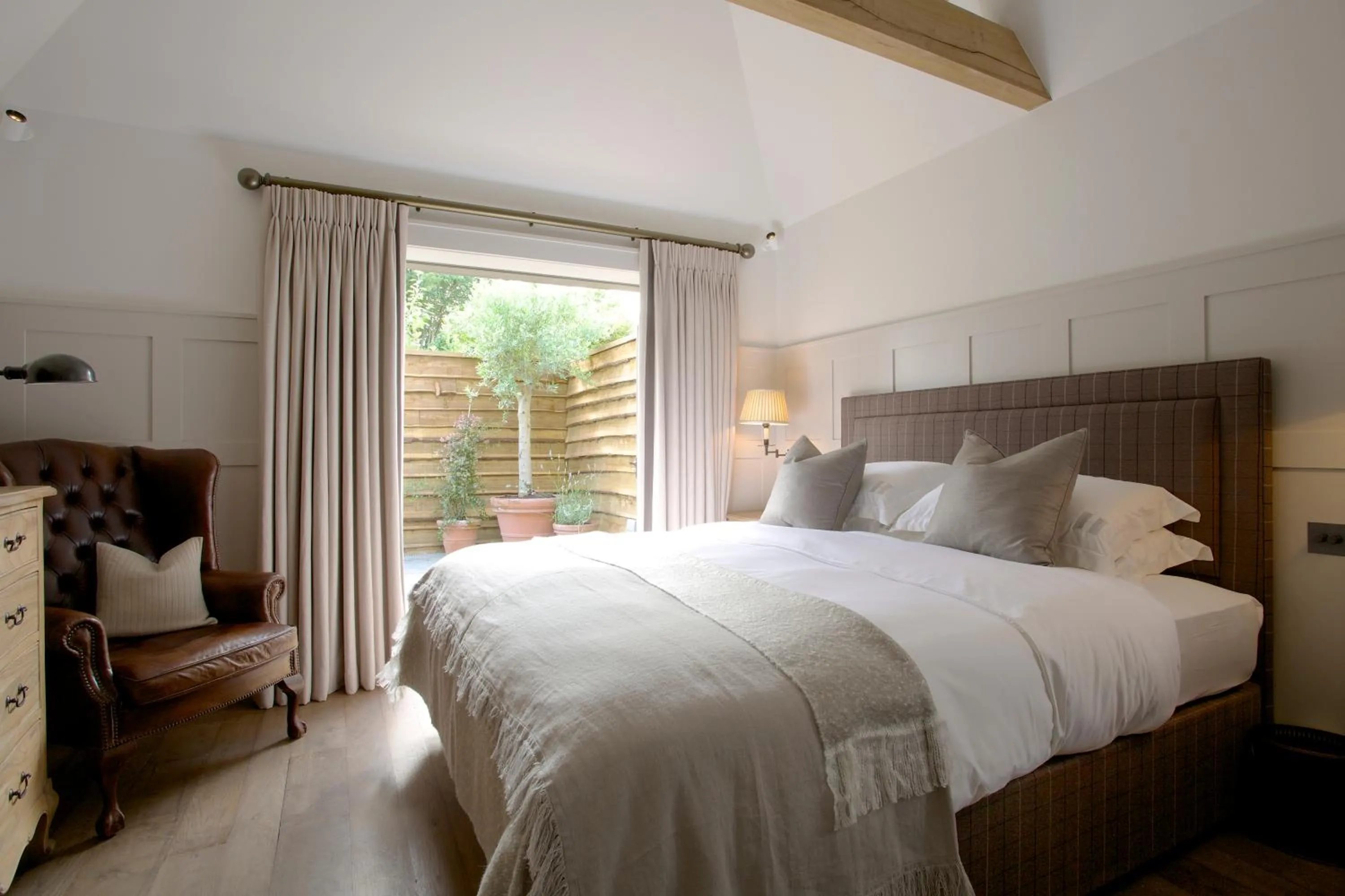 Bedroom, Bed in Hurley House Hotel