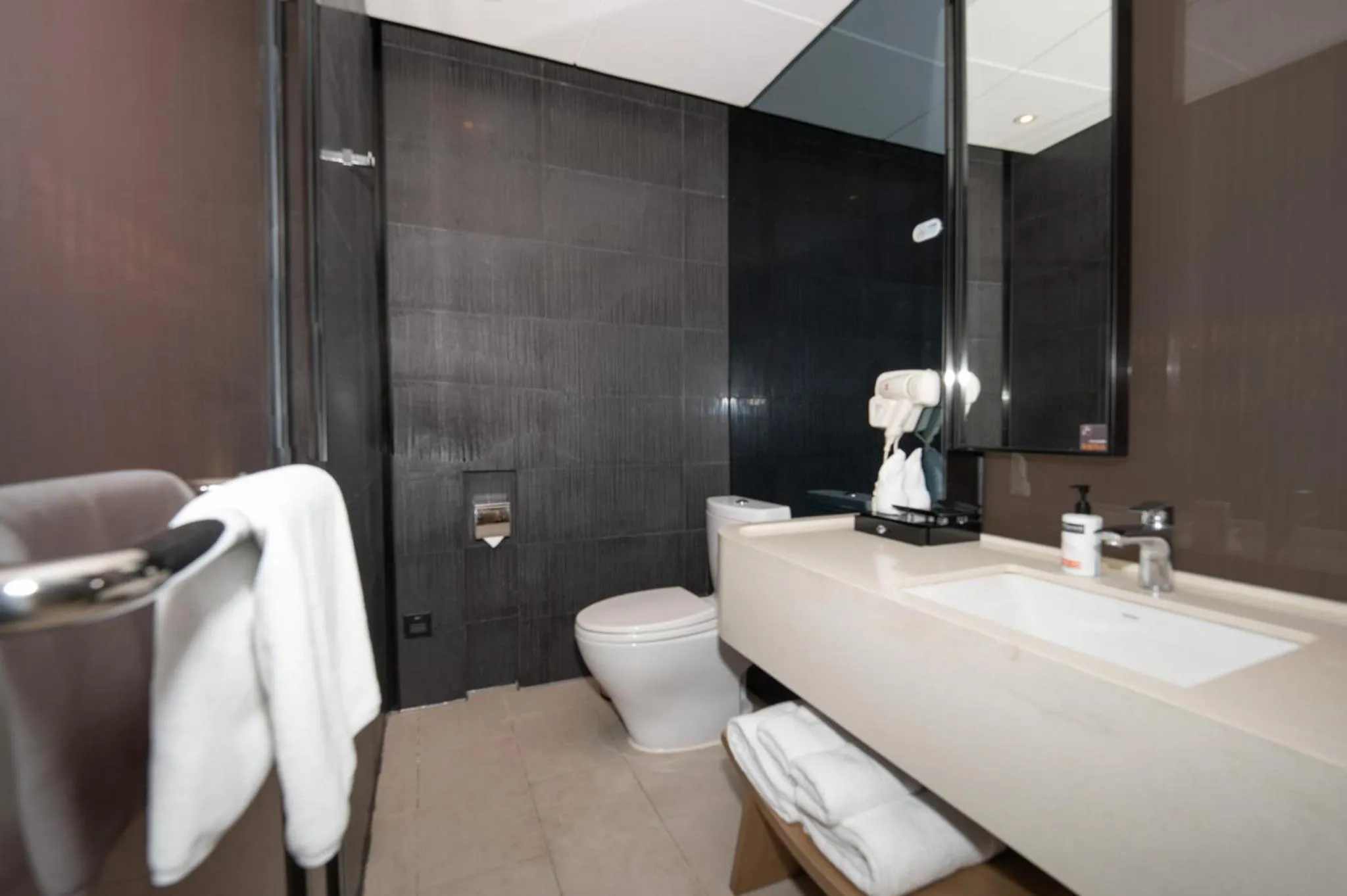 Photo of the whole room in Holiday Inn Express Chengdu Wenjiang Hotspring by IHG
