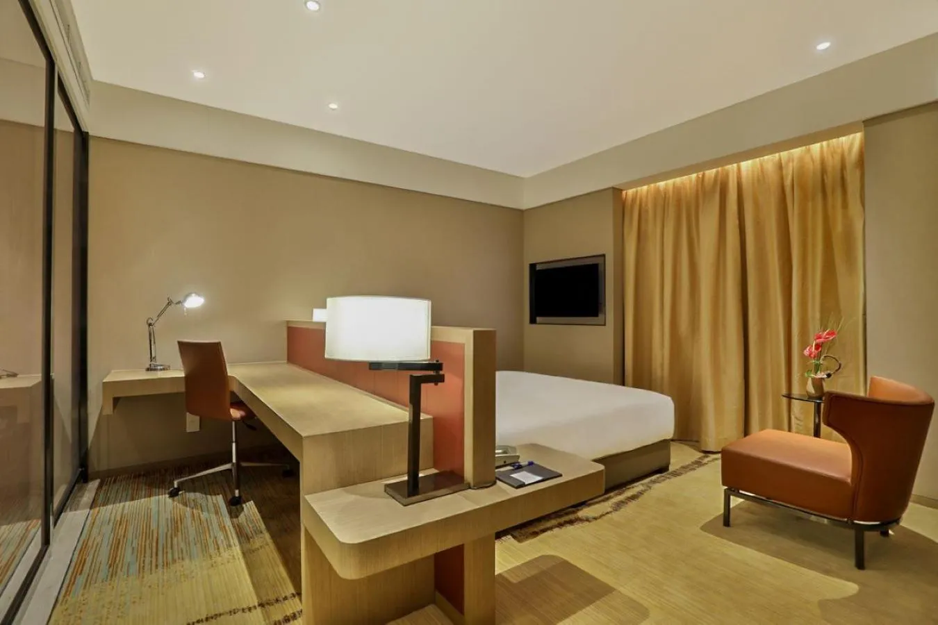 Bed in Holiday Inn Express Chengdu Wenjiang Hotspring by IHG