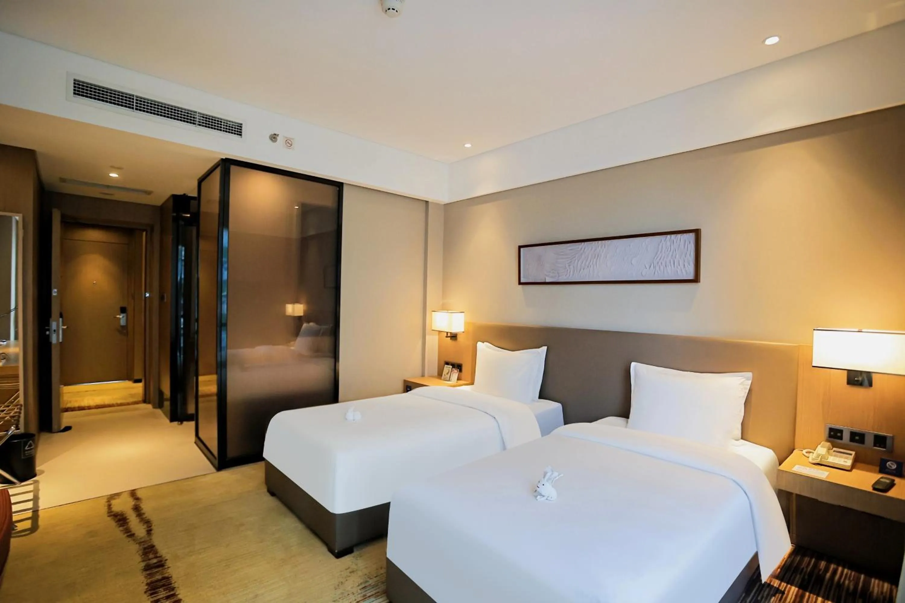 Photo of the whole room, Bed in Holiday Inn Express Chengdu Wenjiang Hotspring by IHG