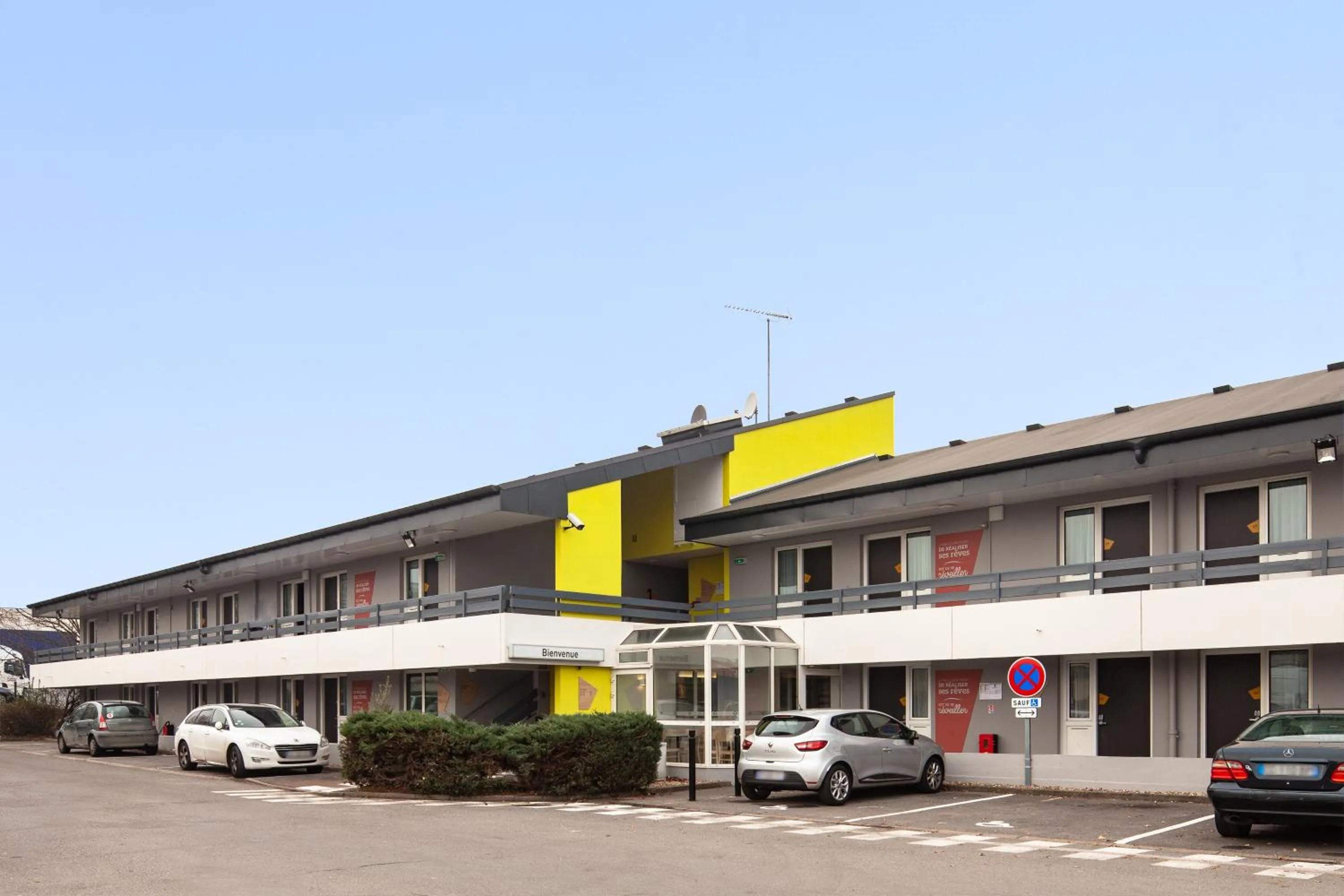 Facade/entrance in B&B HOTEL Herblay