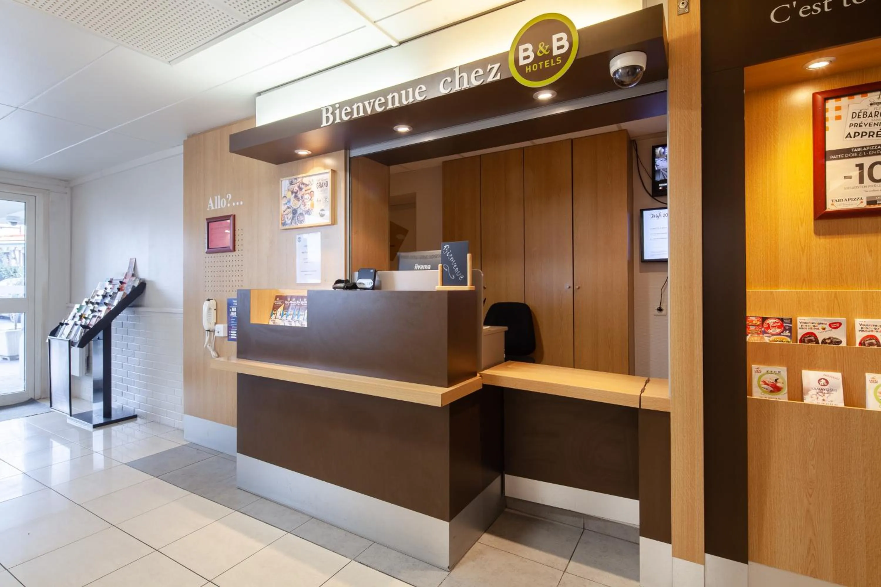 Lobby or reception in B&B HOTEL Herblay