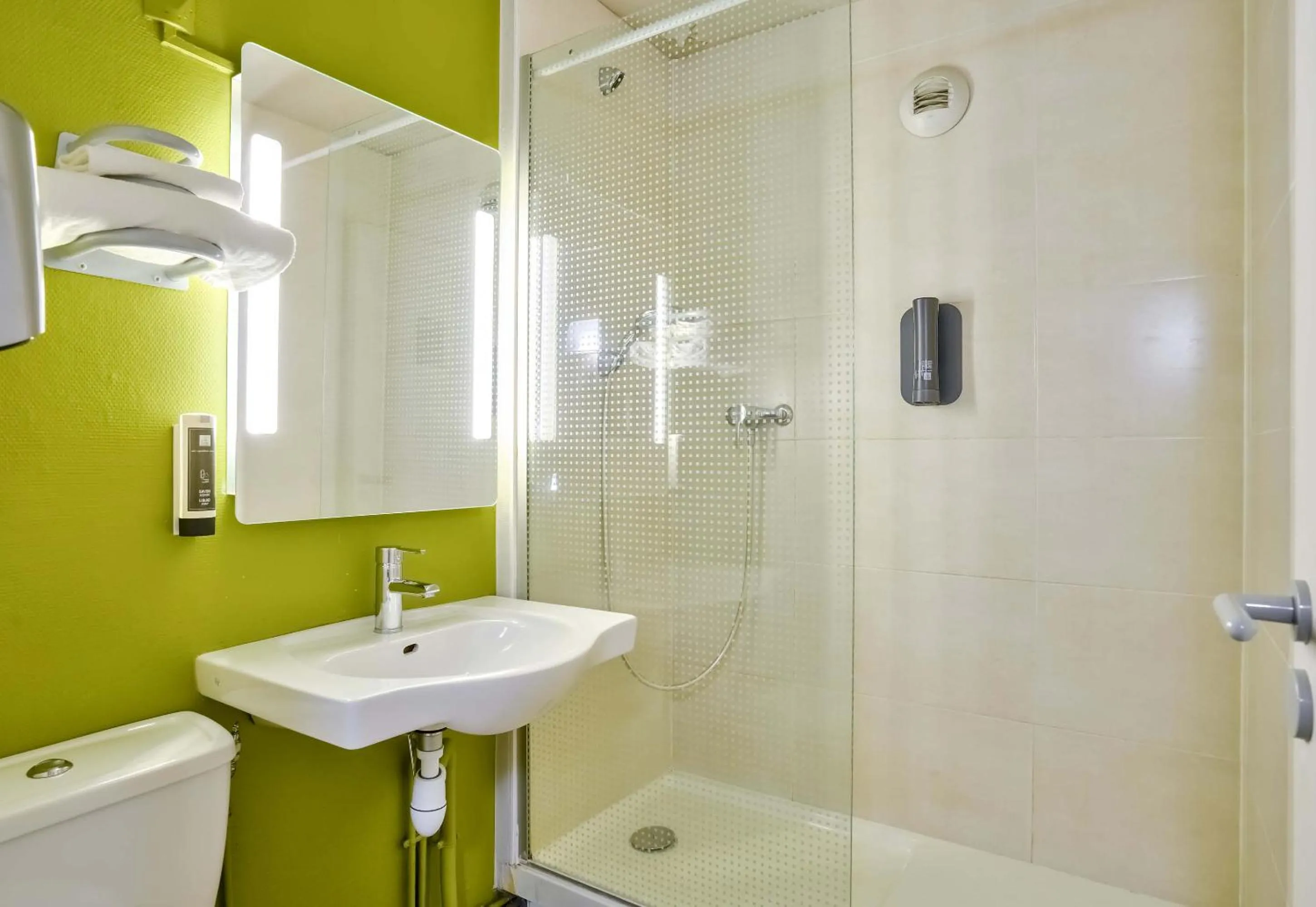 Bathroom in B&B HOTEL Herblay