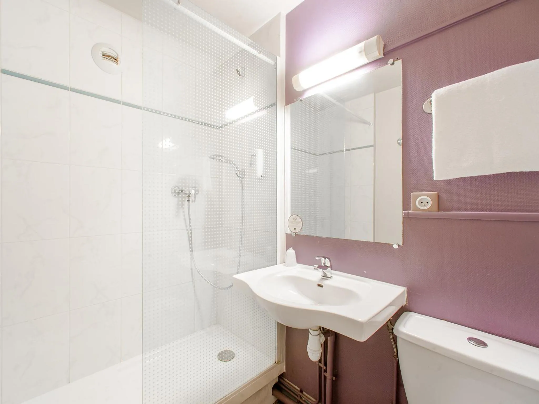 Bathroom in B&B HOTEL Herblay