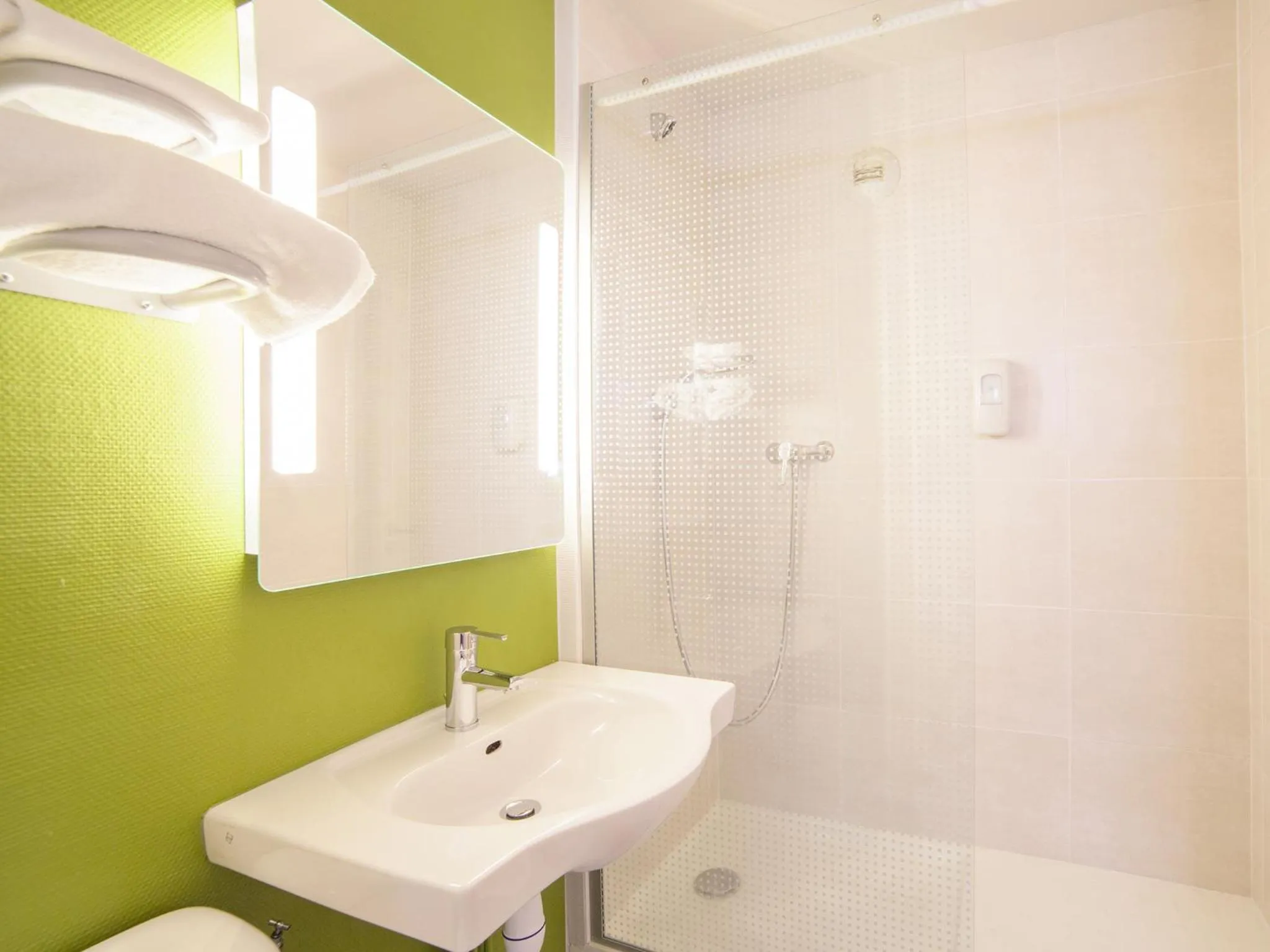 Bathroom in B&B HOTEL Herblay