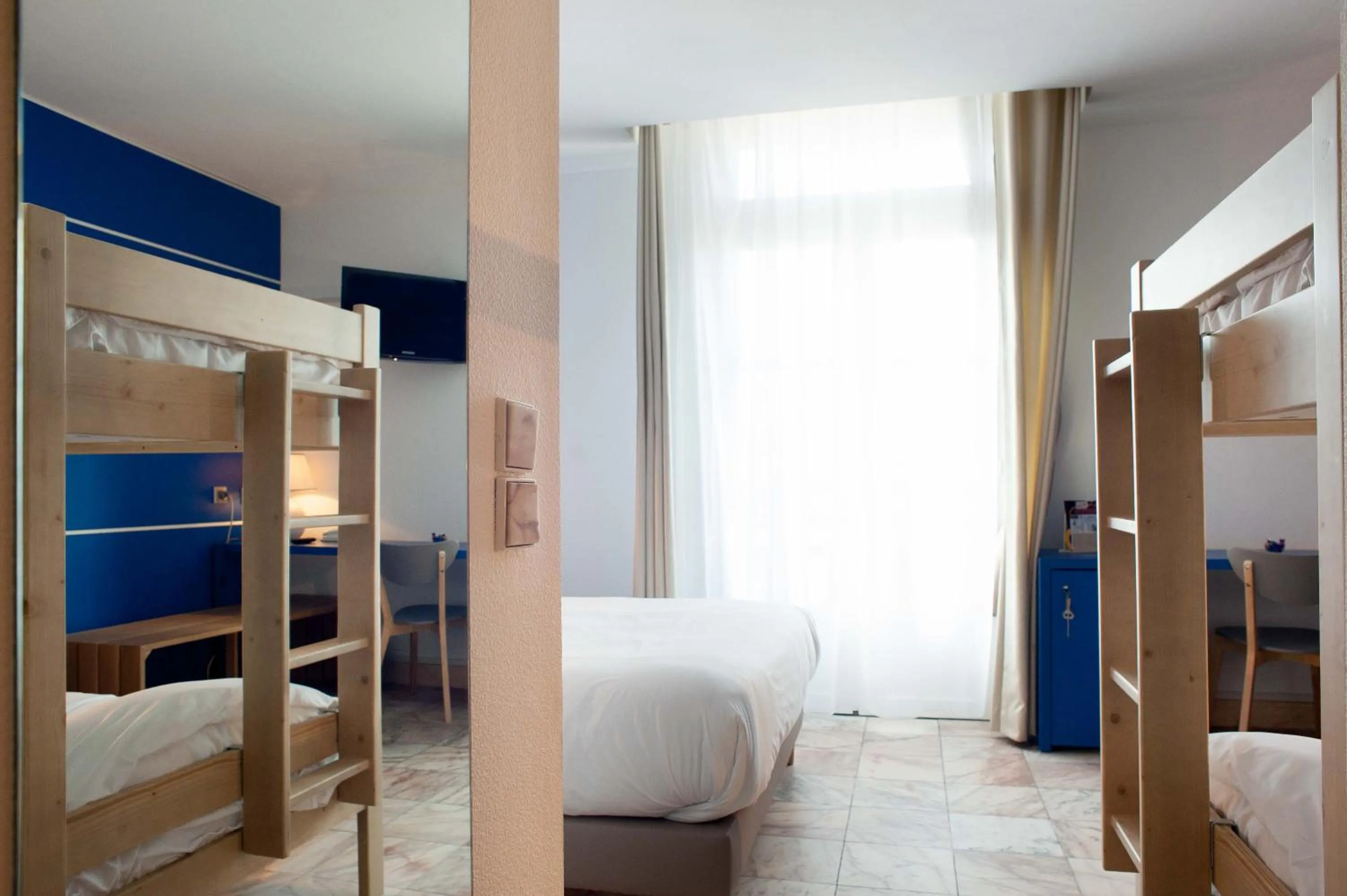 bunk bed, Bed in Hôtel Le Dauphin