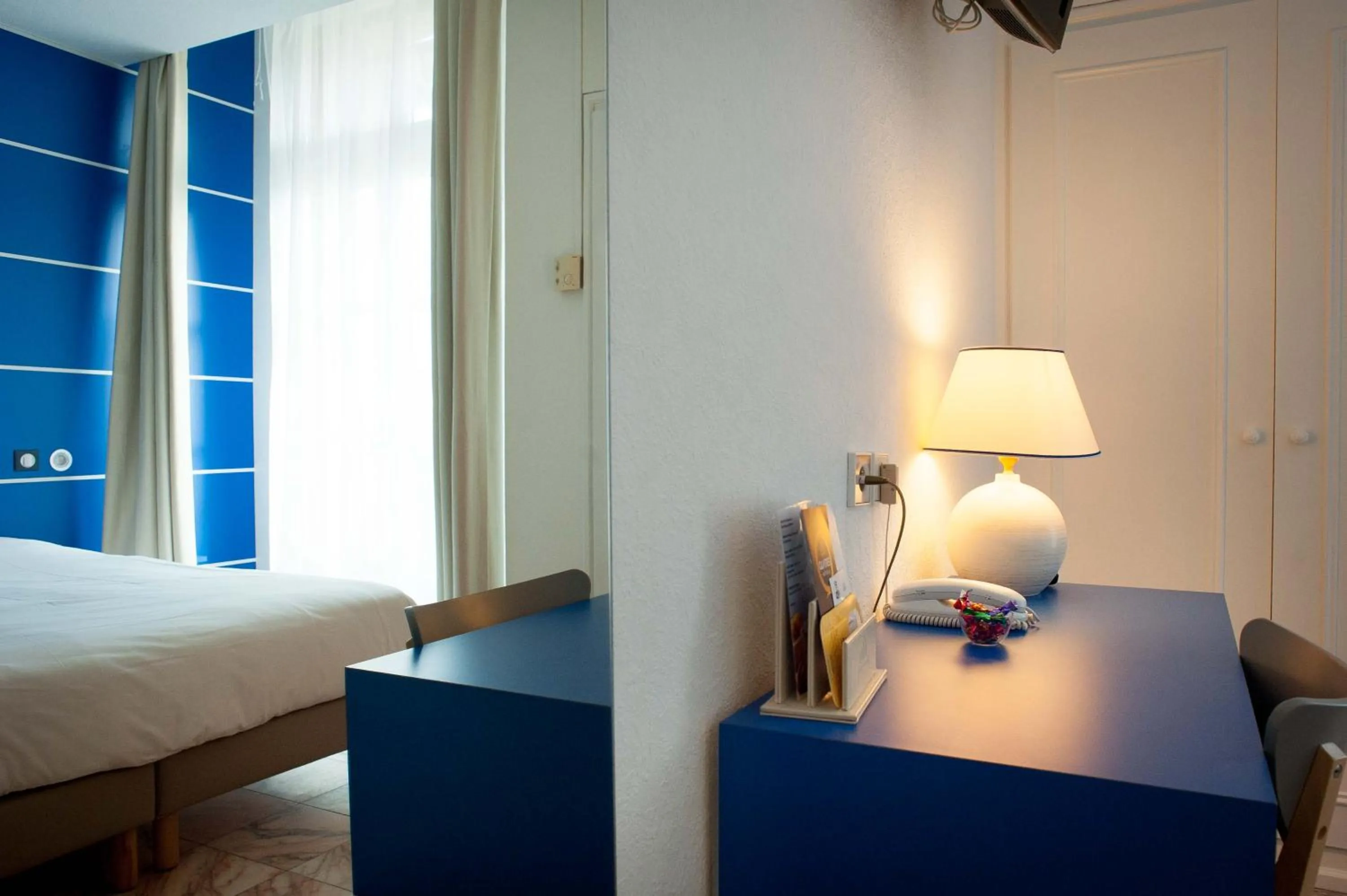 Decorative detail, Bed in Hôtel Le Dauphin