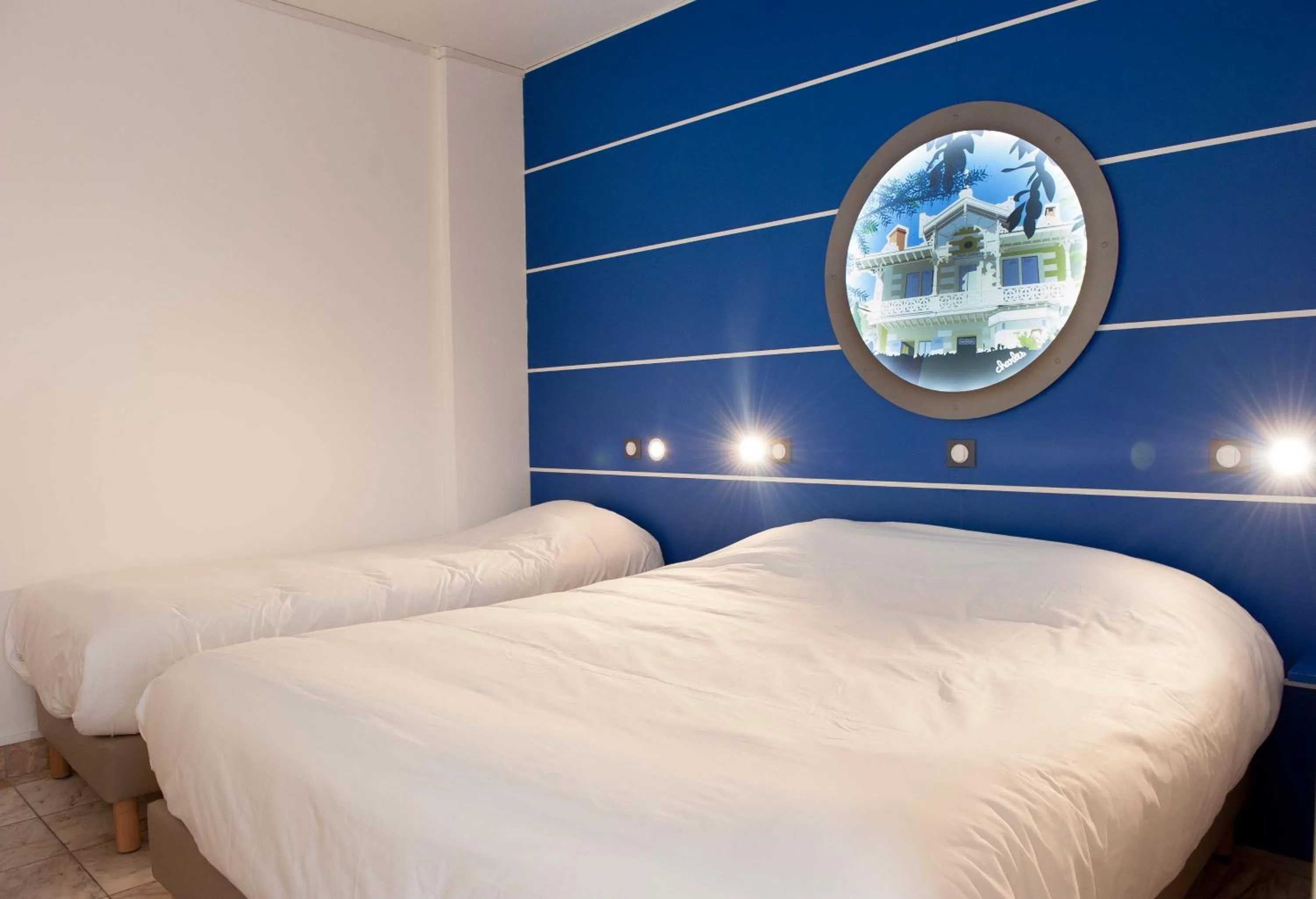 Bed in Hôtel Le Dauphin