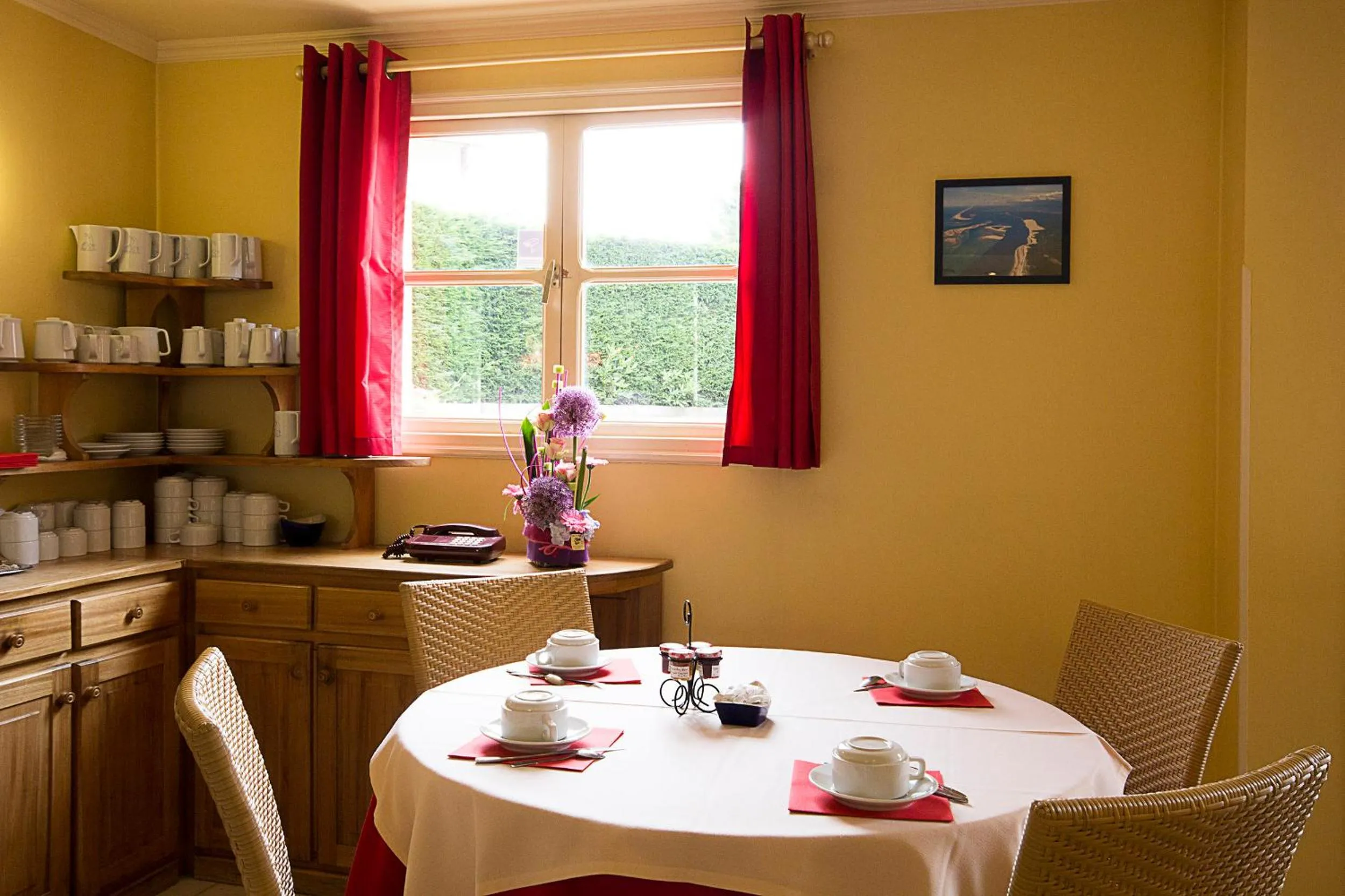 Restaurant/places to eat in Hôtel Le Dauphin