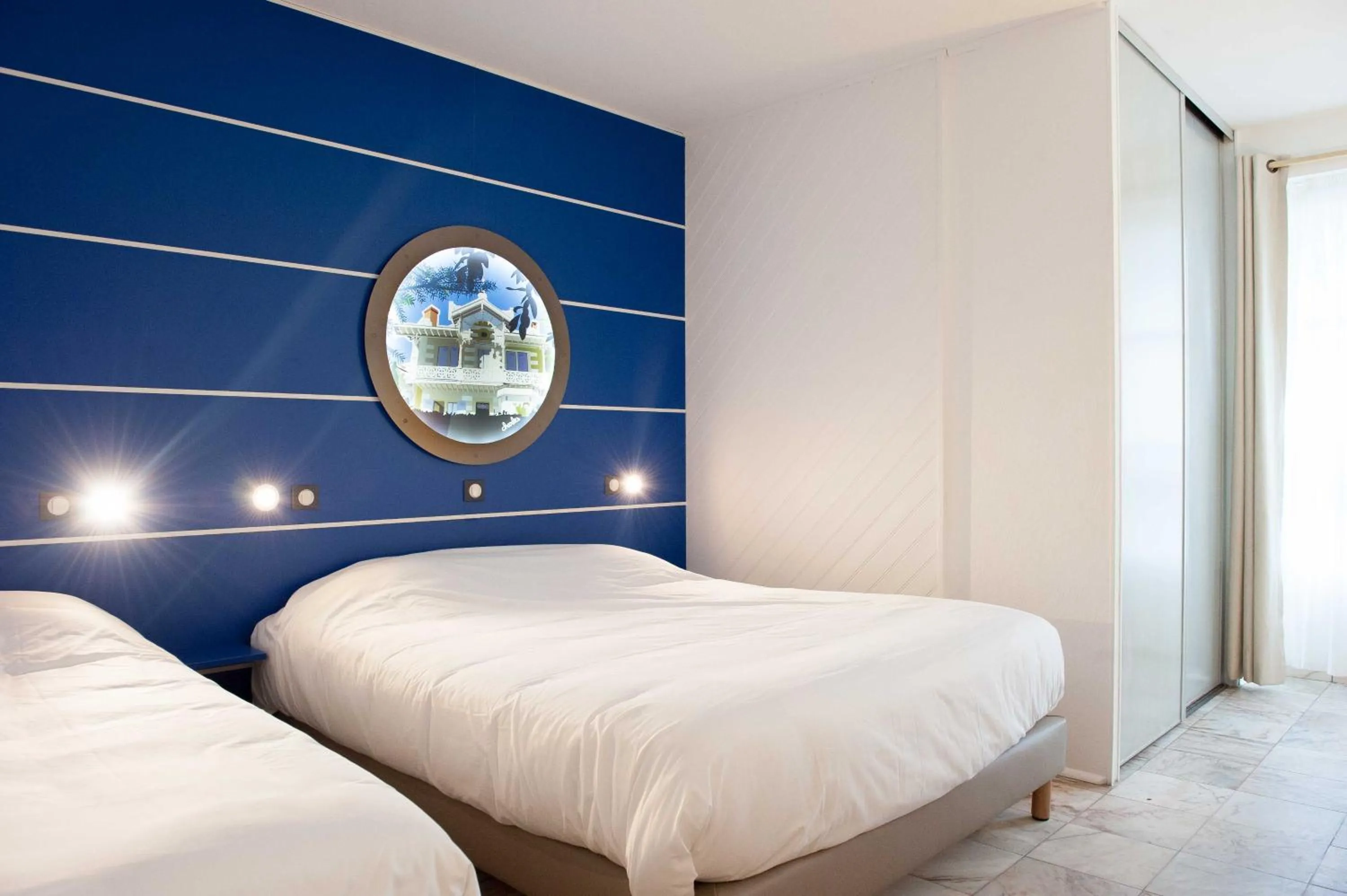 Bed in Hôtel Le Dauphin