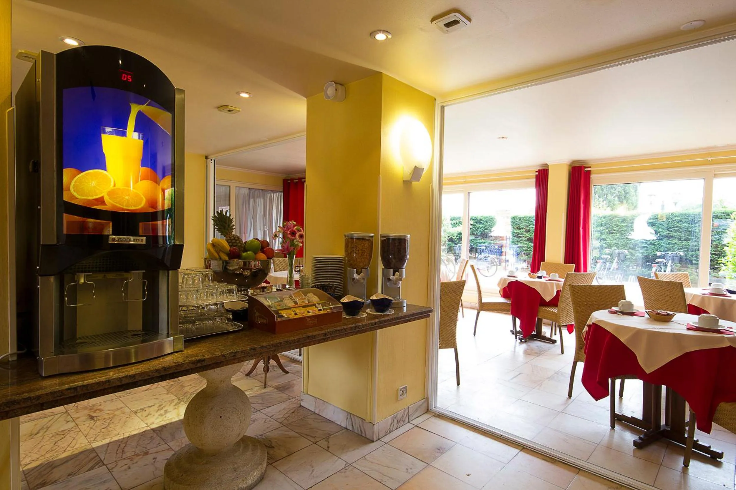 Restaurant/places to eat in Hôtel Le Dauphin