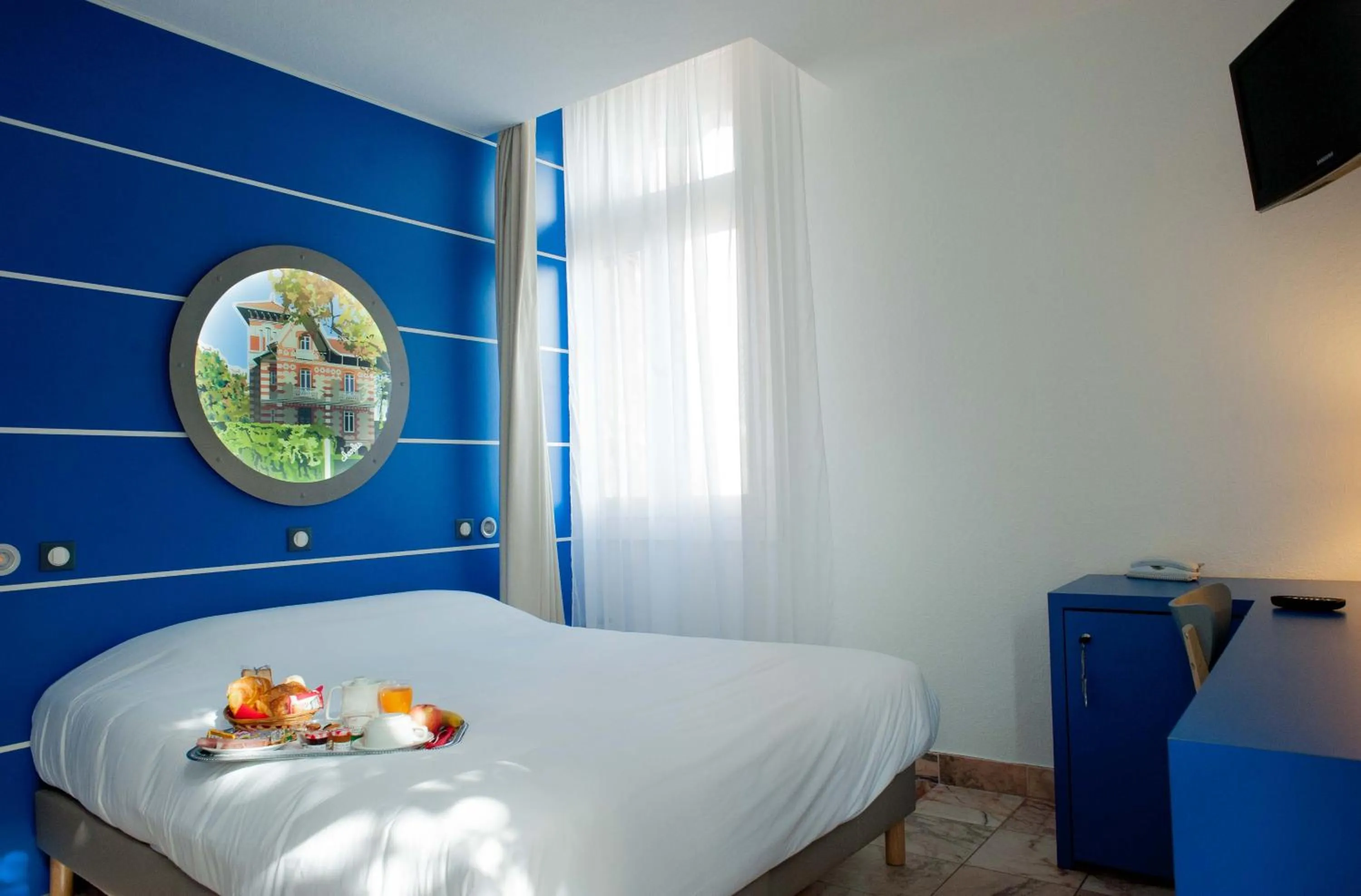 Bed in Hôtel Le Dauphin