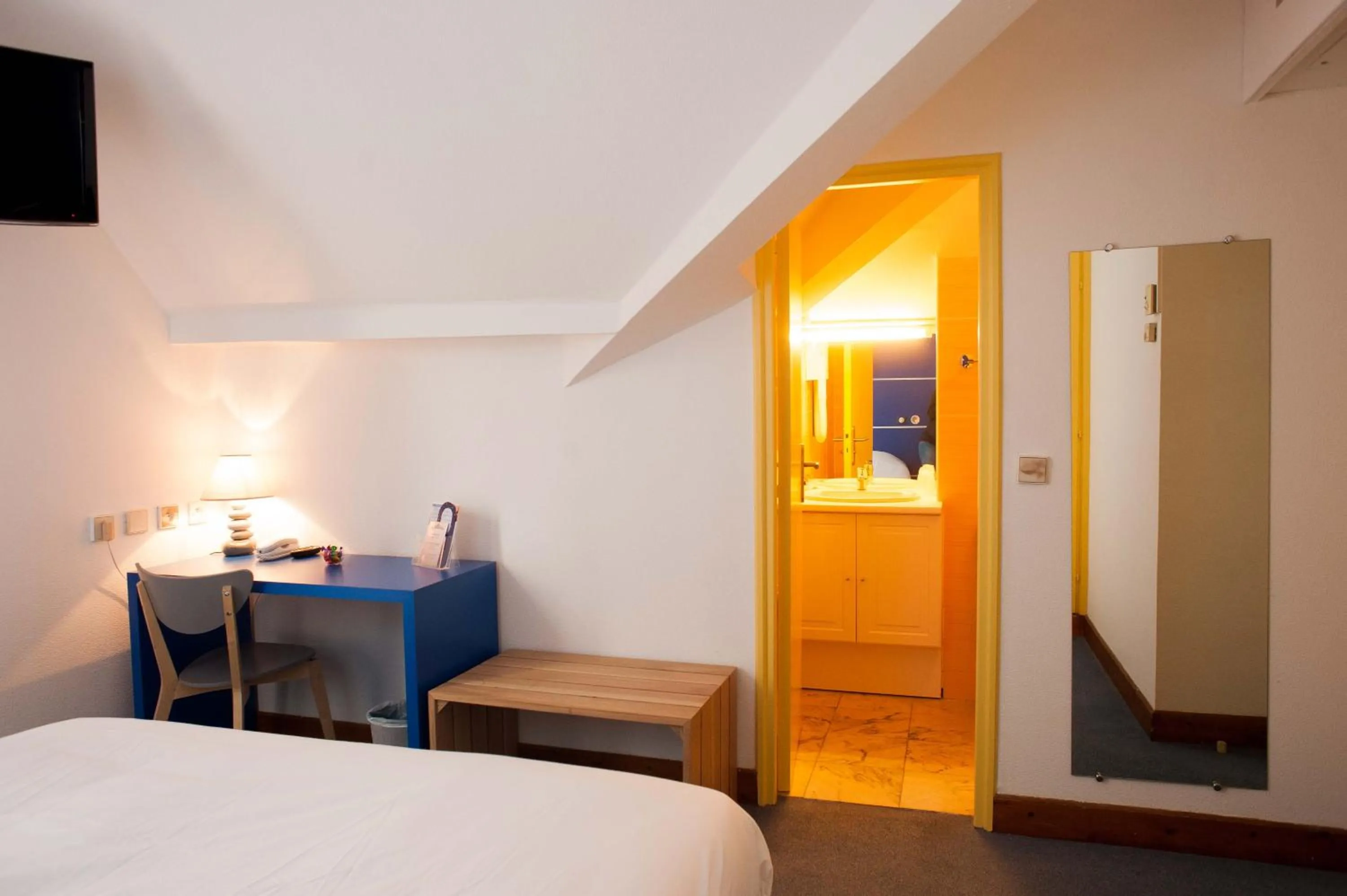 Bed in Hôtel Le Dauphin