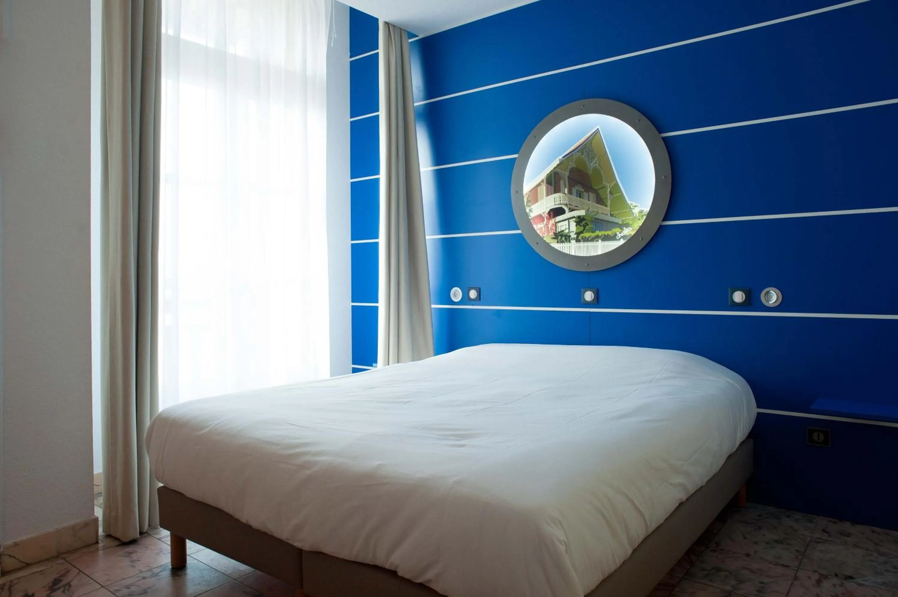 Bed in Hôtel Le Dauphin