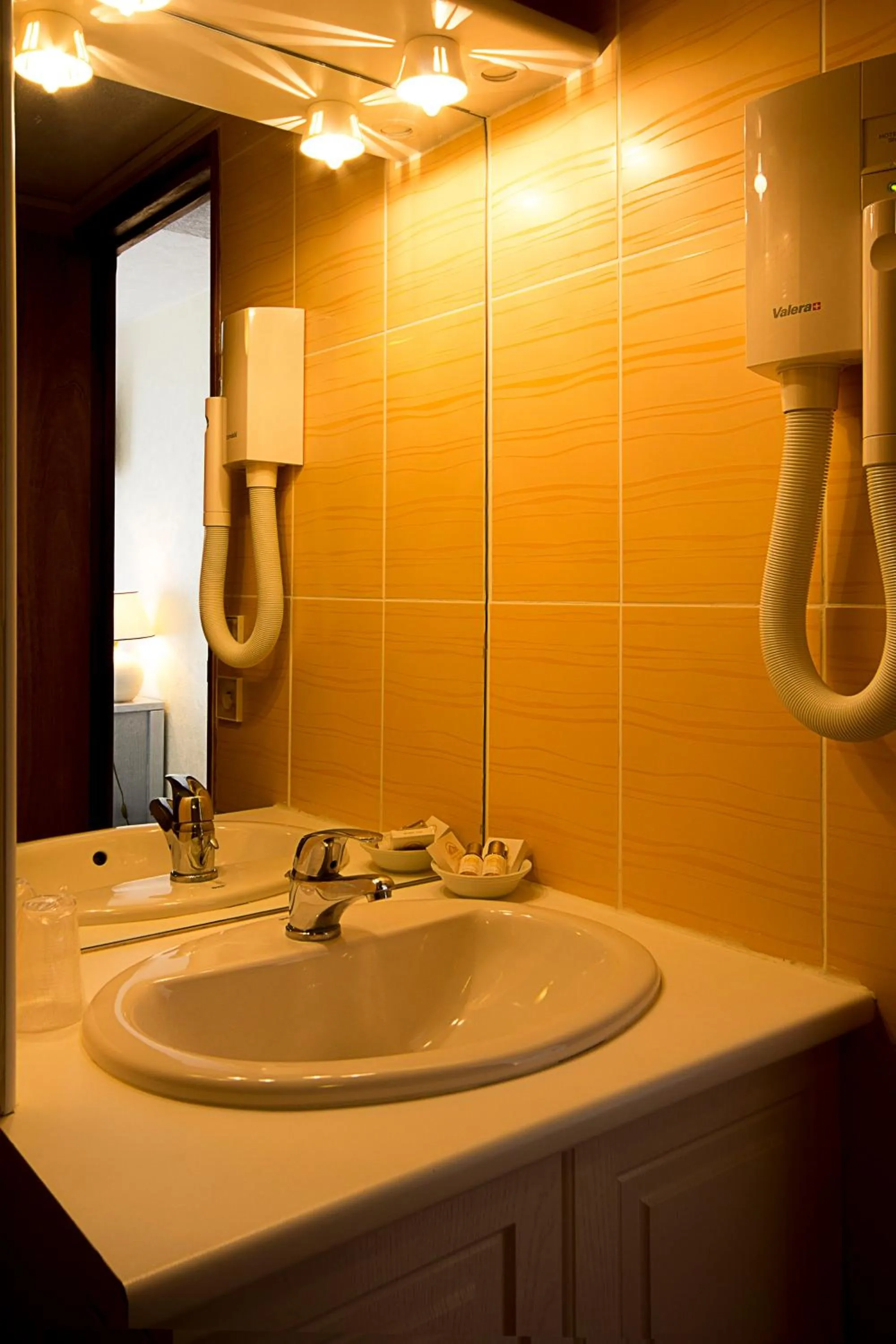 Bathroom in Hôtel Le Dauphin