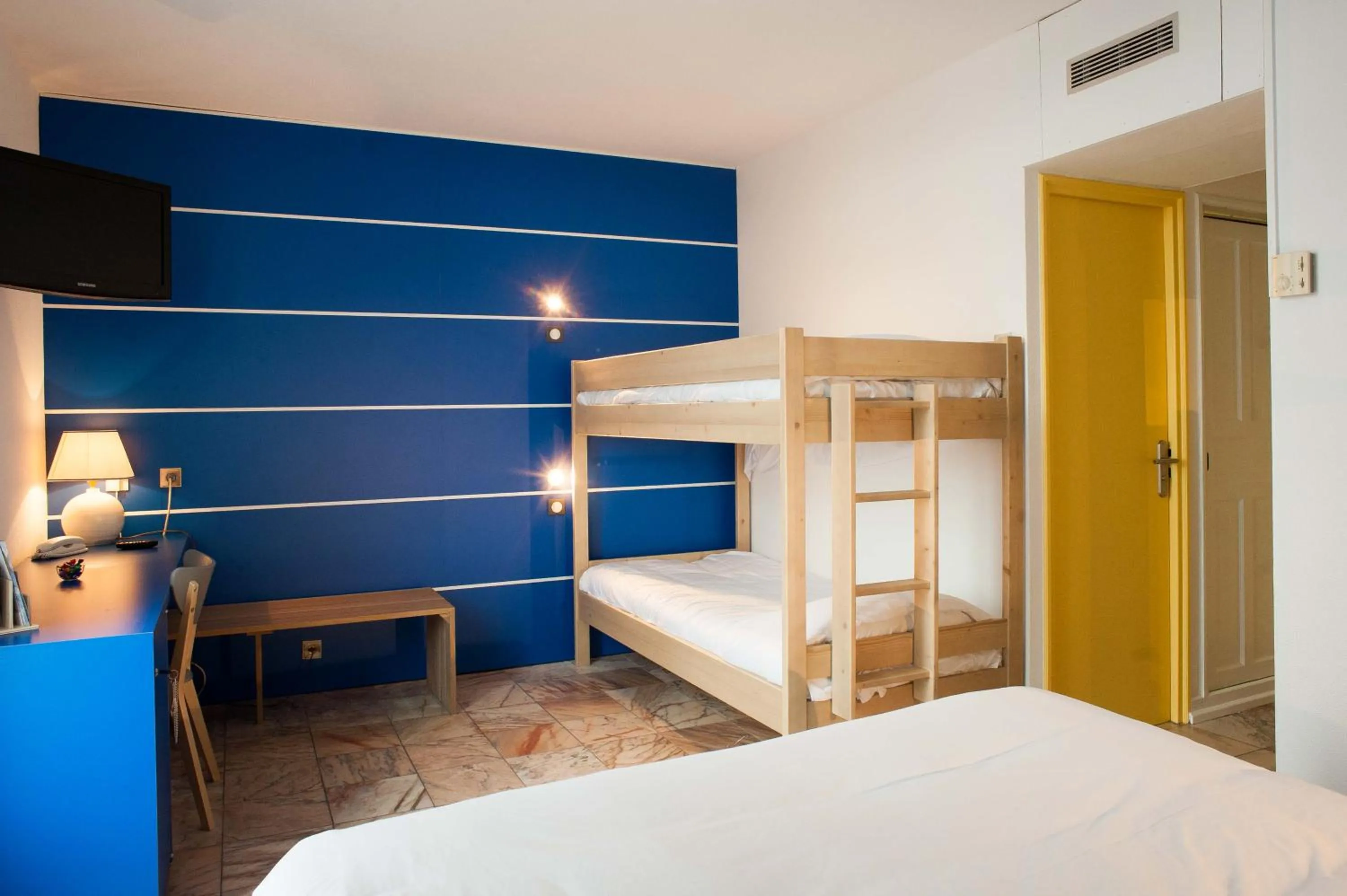bunk bed, Bed in Hôtel Le Dauphin