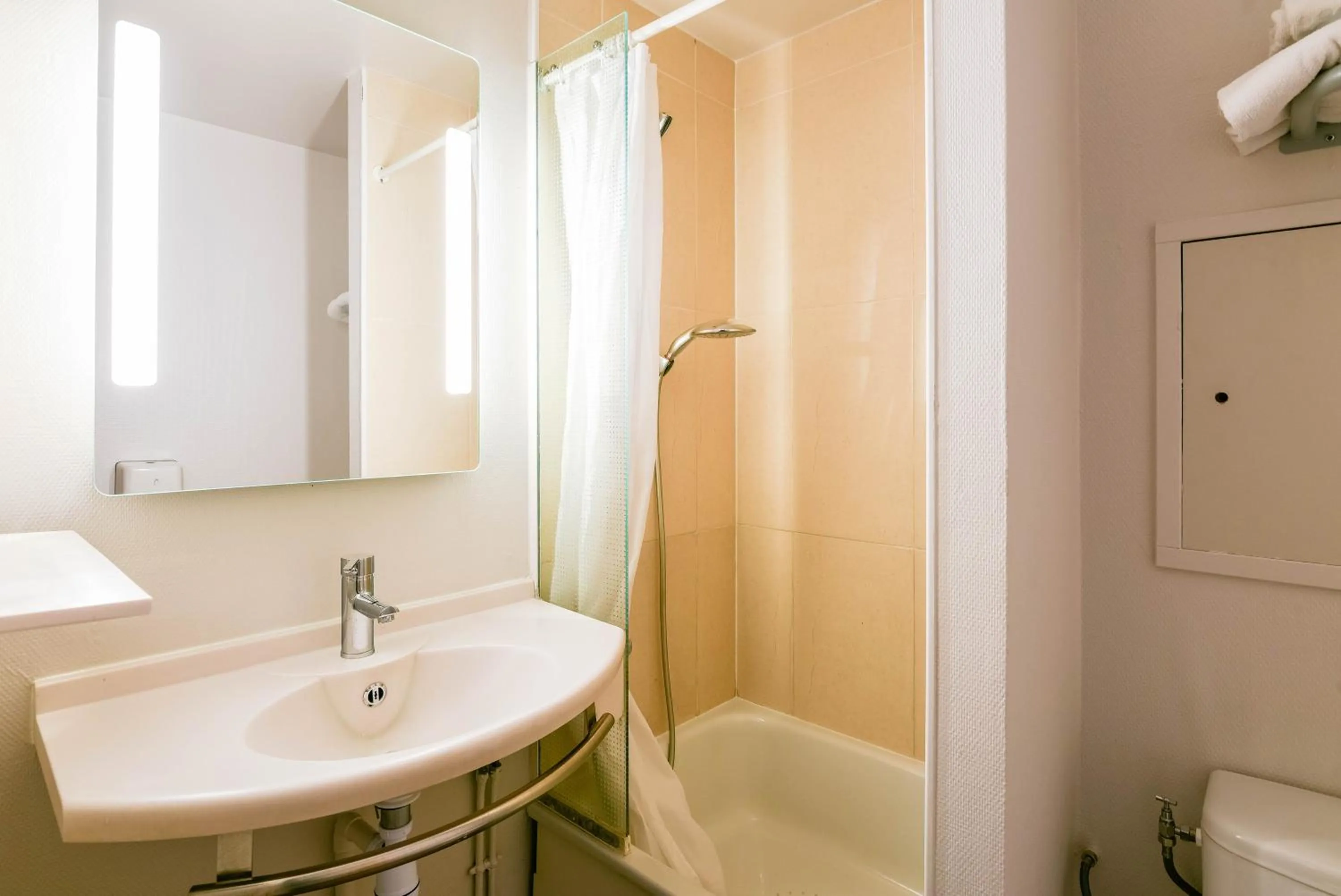 Bathroom in B&B HOTEL Narbonne 1