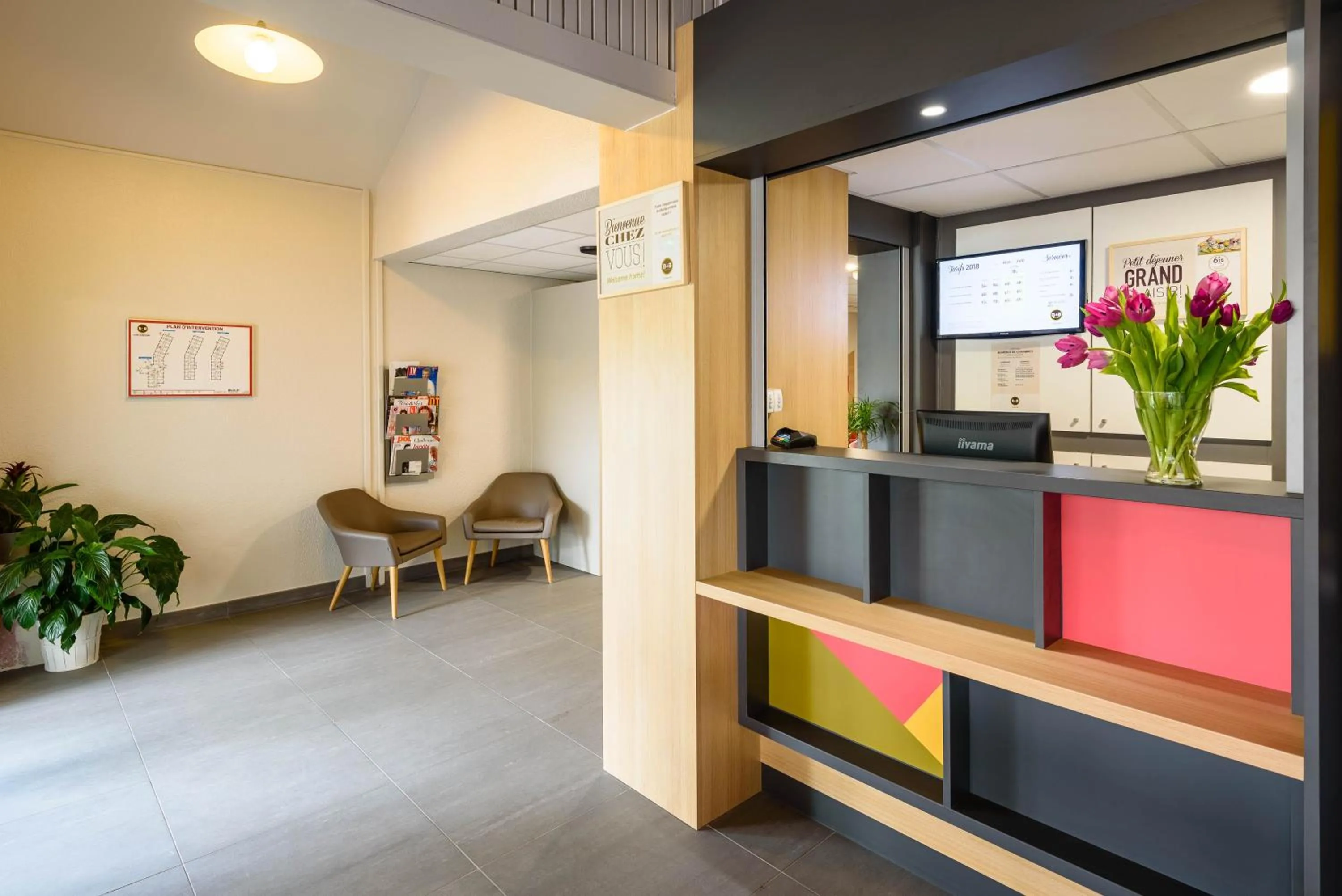 Lobby or reception in B&B HOTEL Narbonne 1