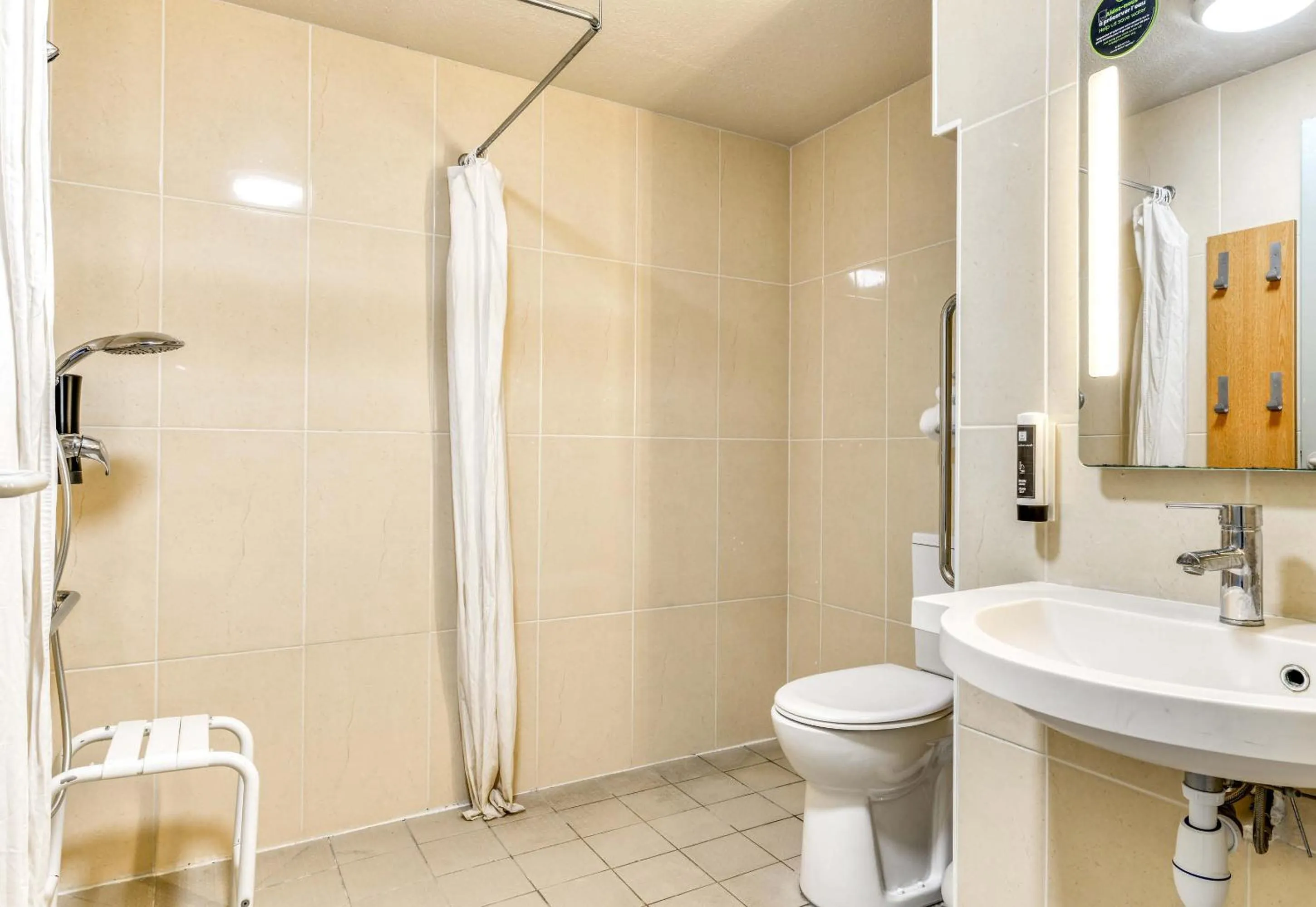 Bathroom in B&B HOTEL Narbonne 1