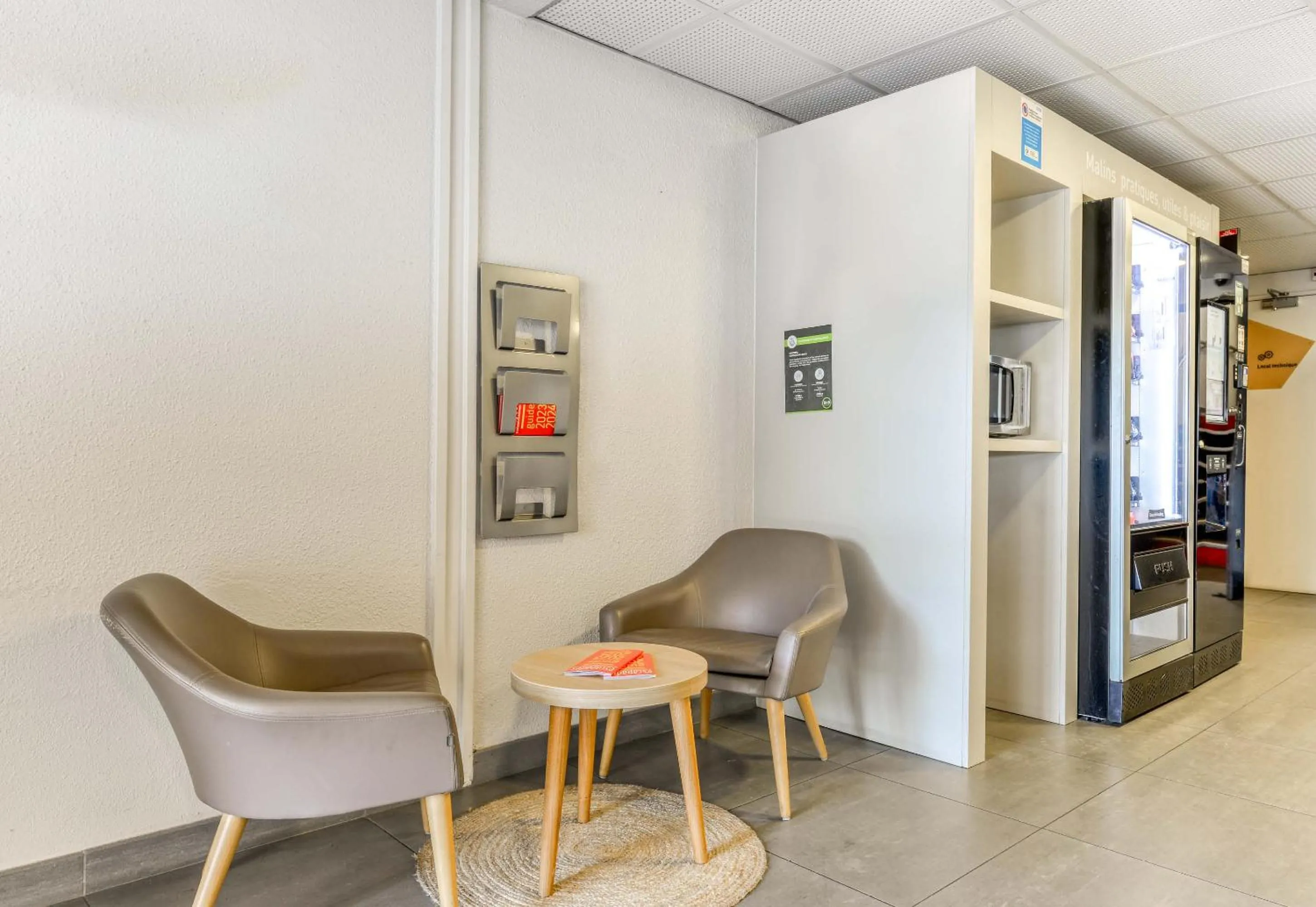 Seating area in B&B HOTEL Narbonne 1