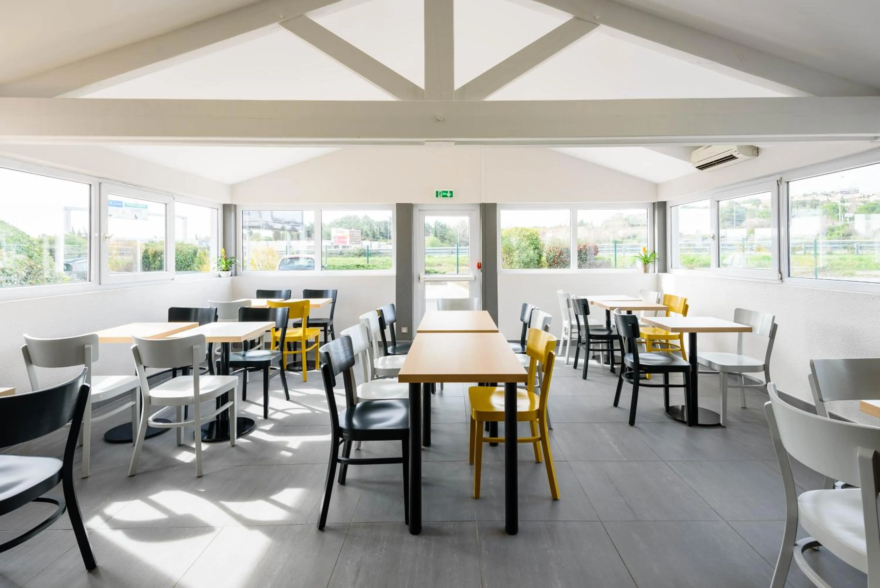 Restaurant/places to eat in B&B HOTEL Narbonne 1