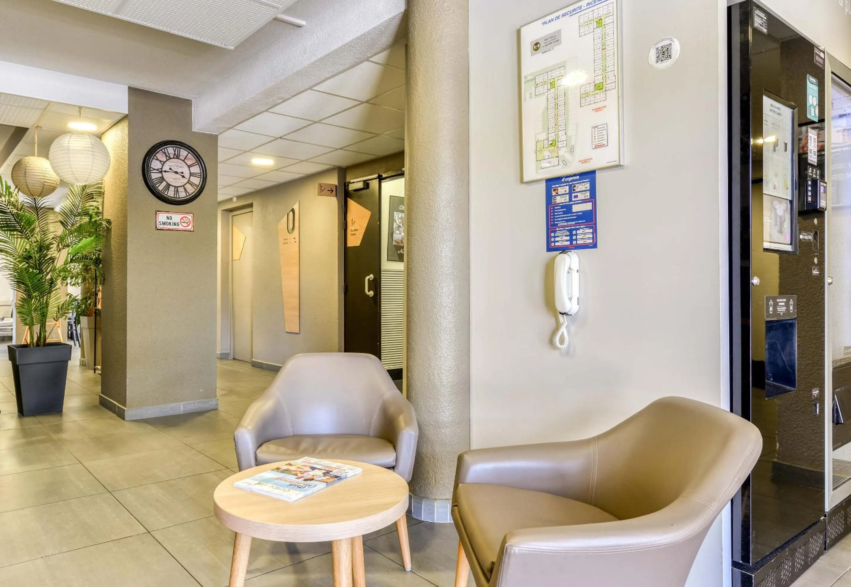 Seating area in B&B HOTEL Narbonne 2