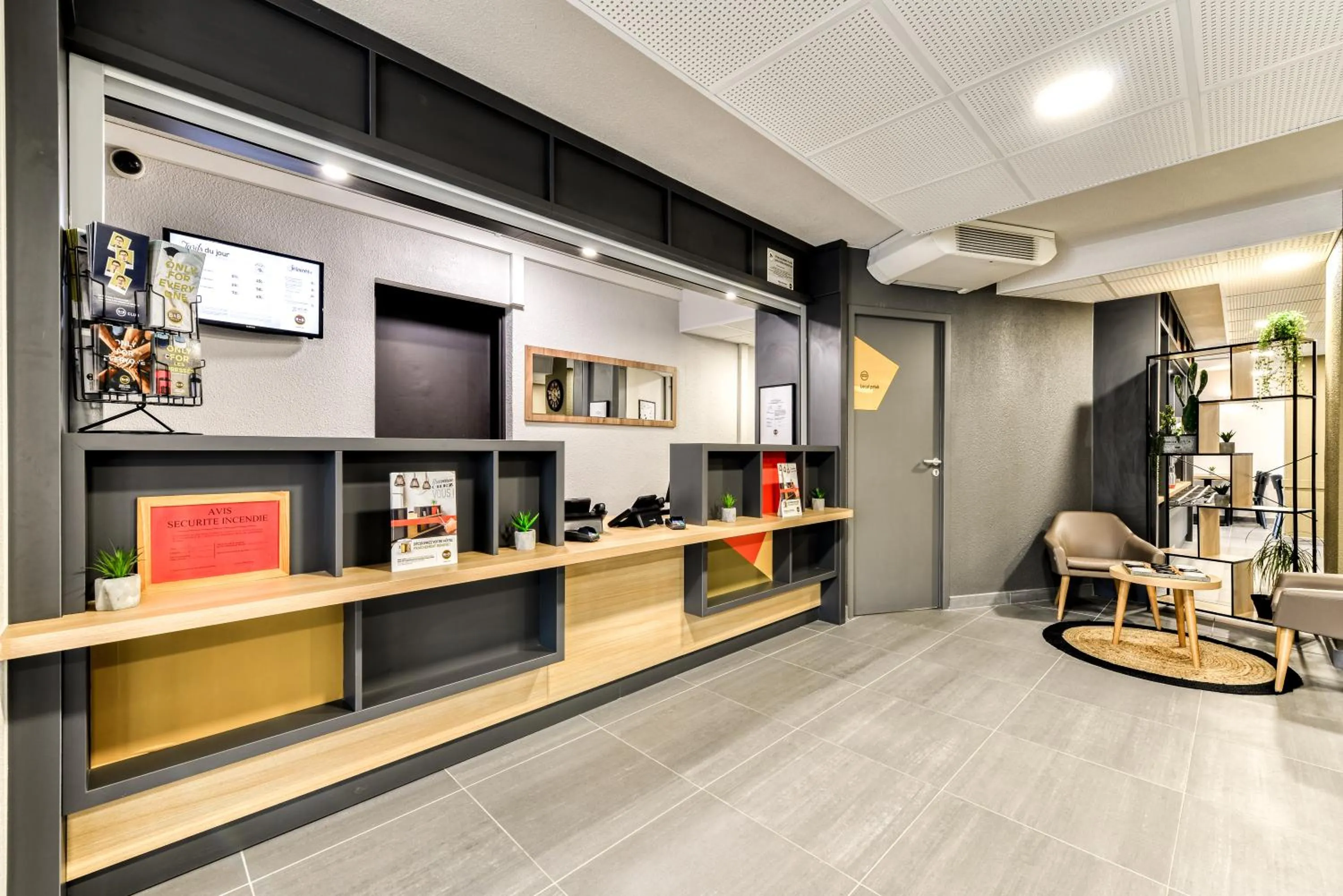 Lobby or reception in B&B HOTEL Narbonne 2