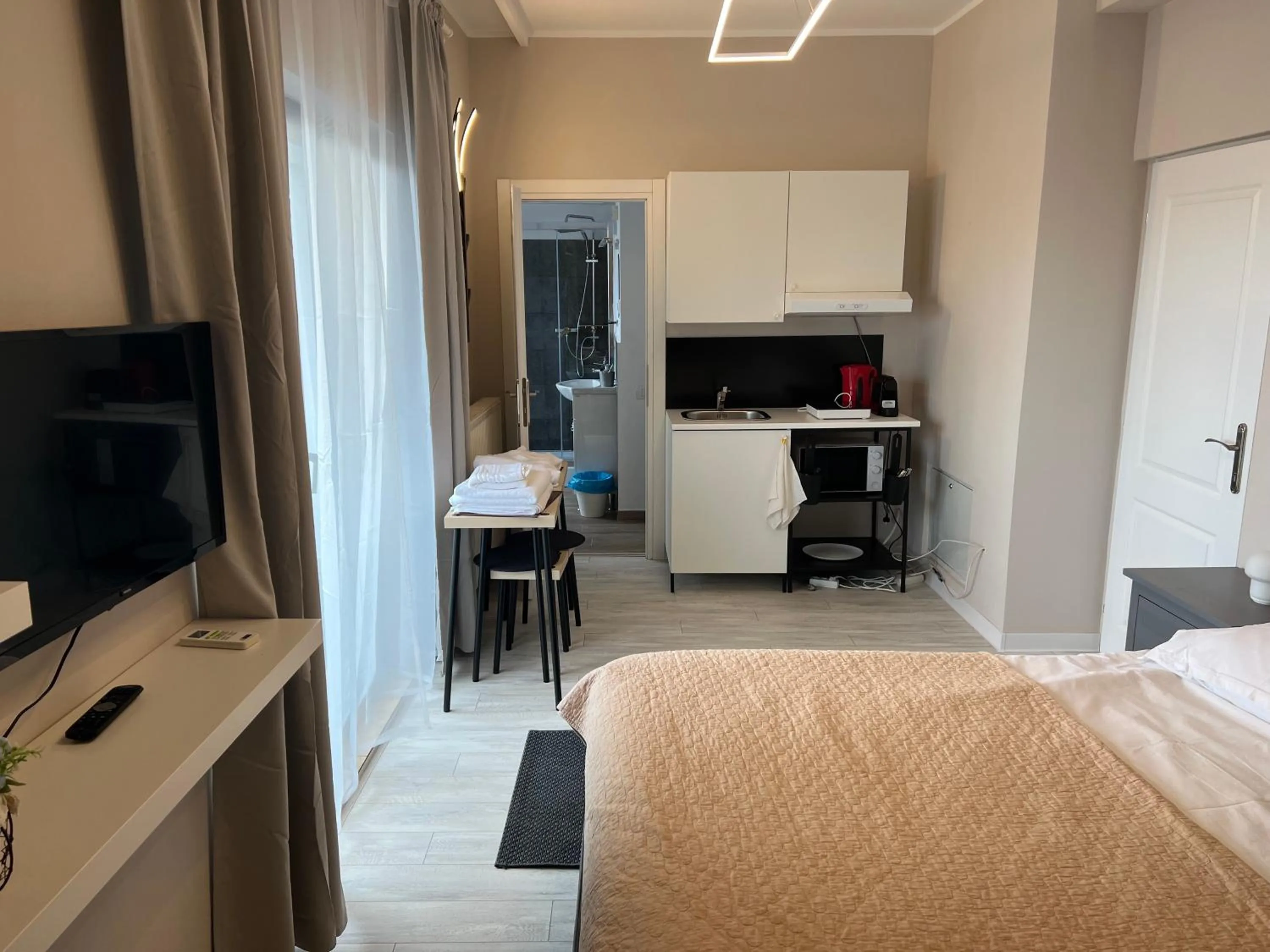 Kitchen or kitchenette, Bed in AZZA Residence