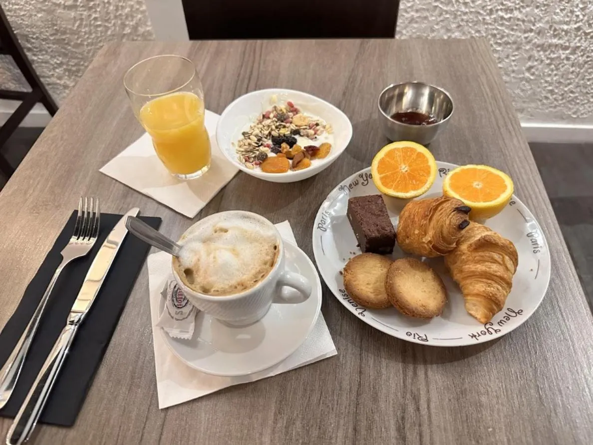 Breakfast in Logis hotel Noemys Gradignan