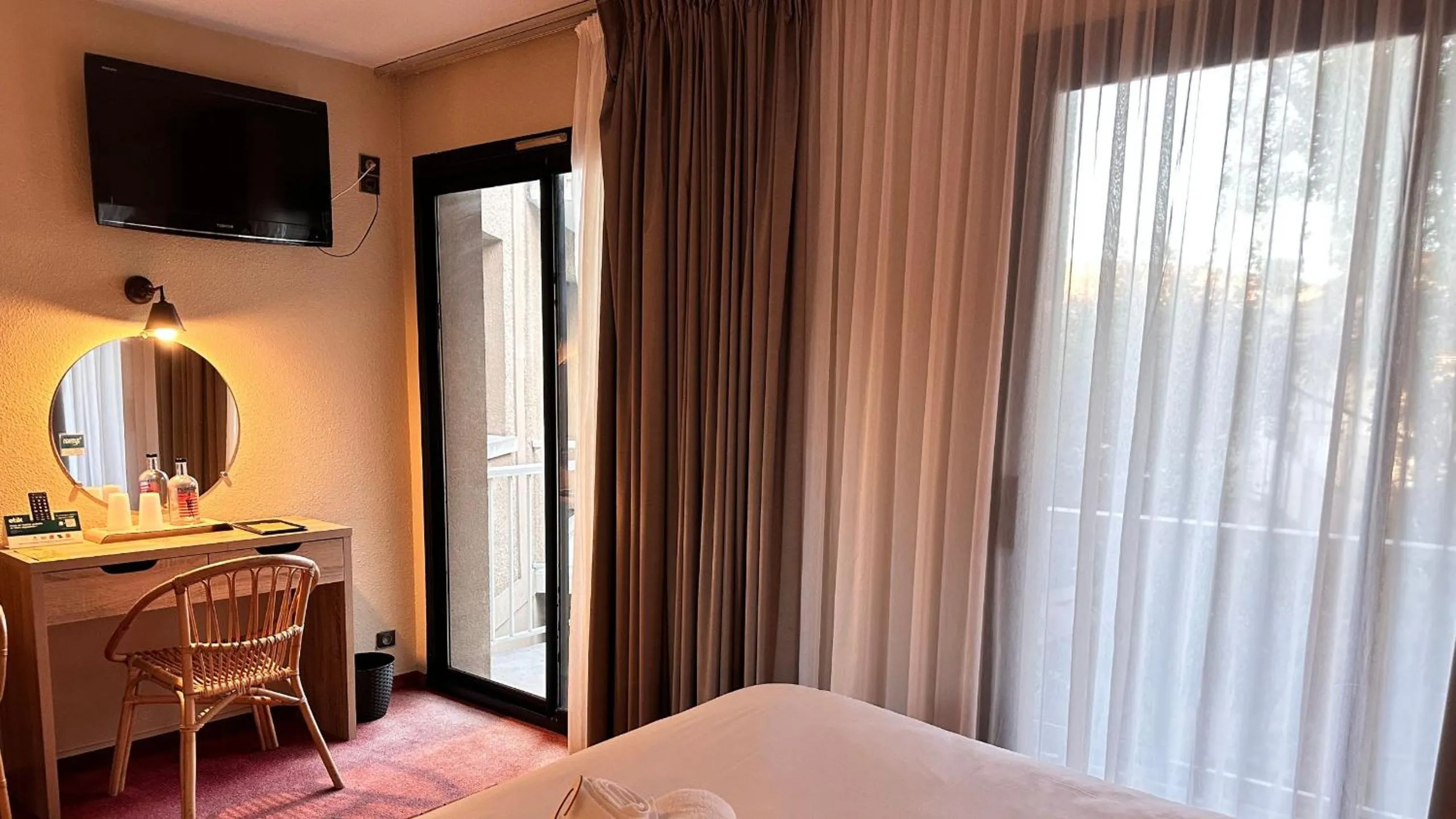 Photo of the whole room, Bed in Logis hotel Noemys Gradignan