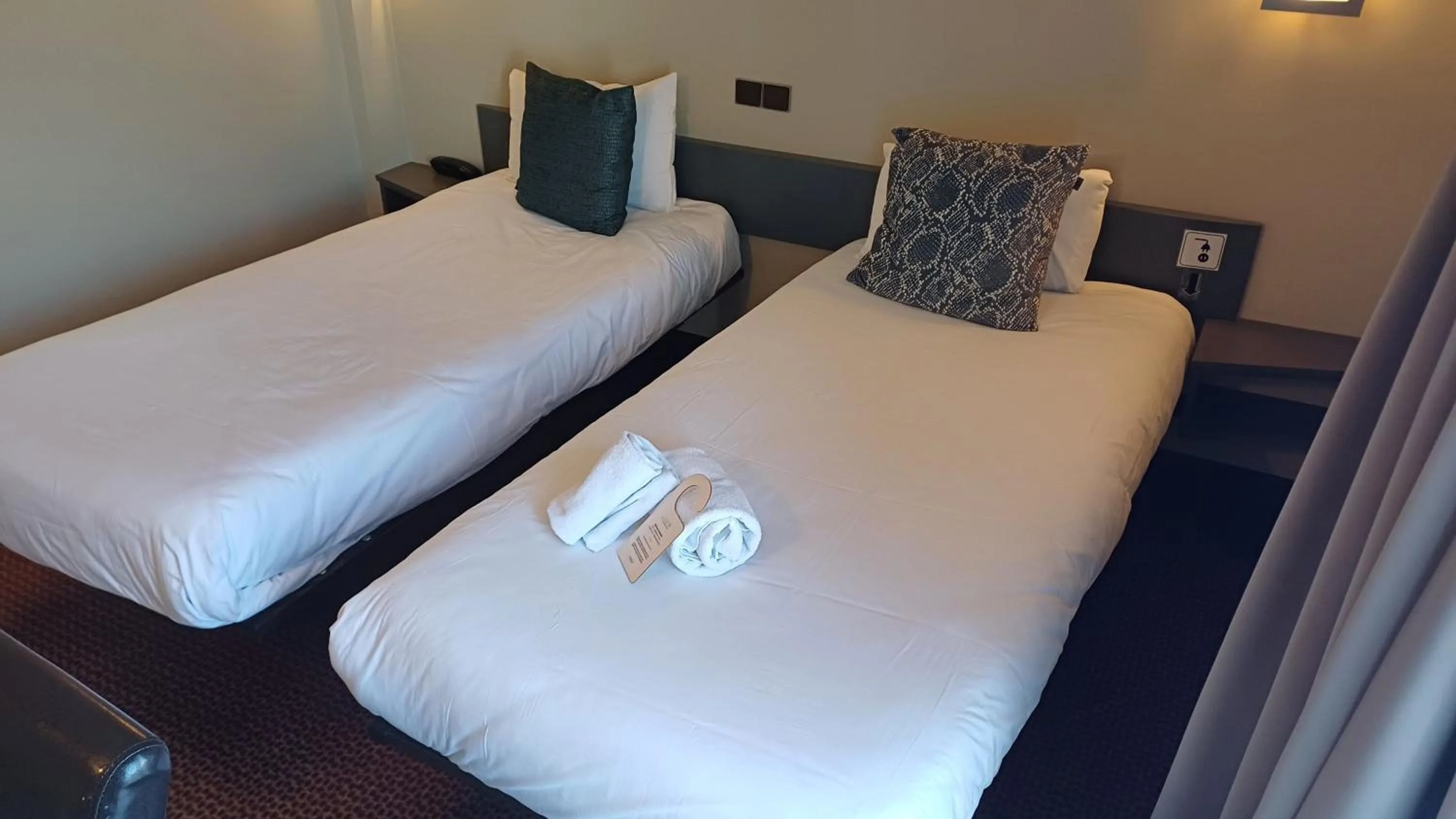 Bedroom, Bed in Logis hotel Noemys Gradignan