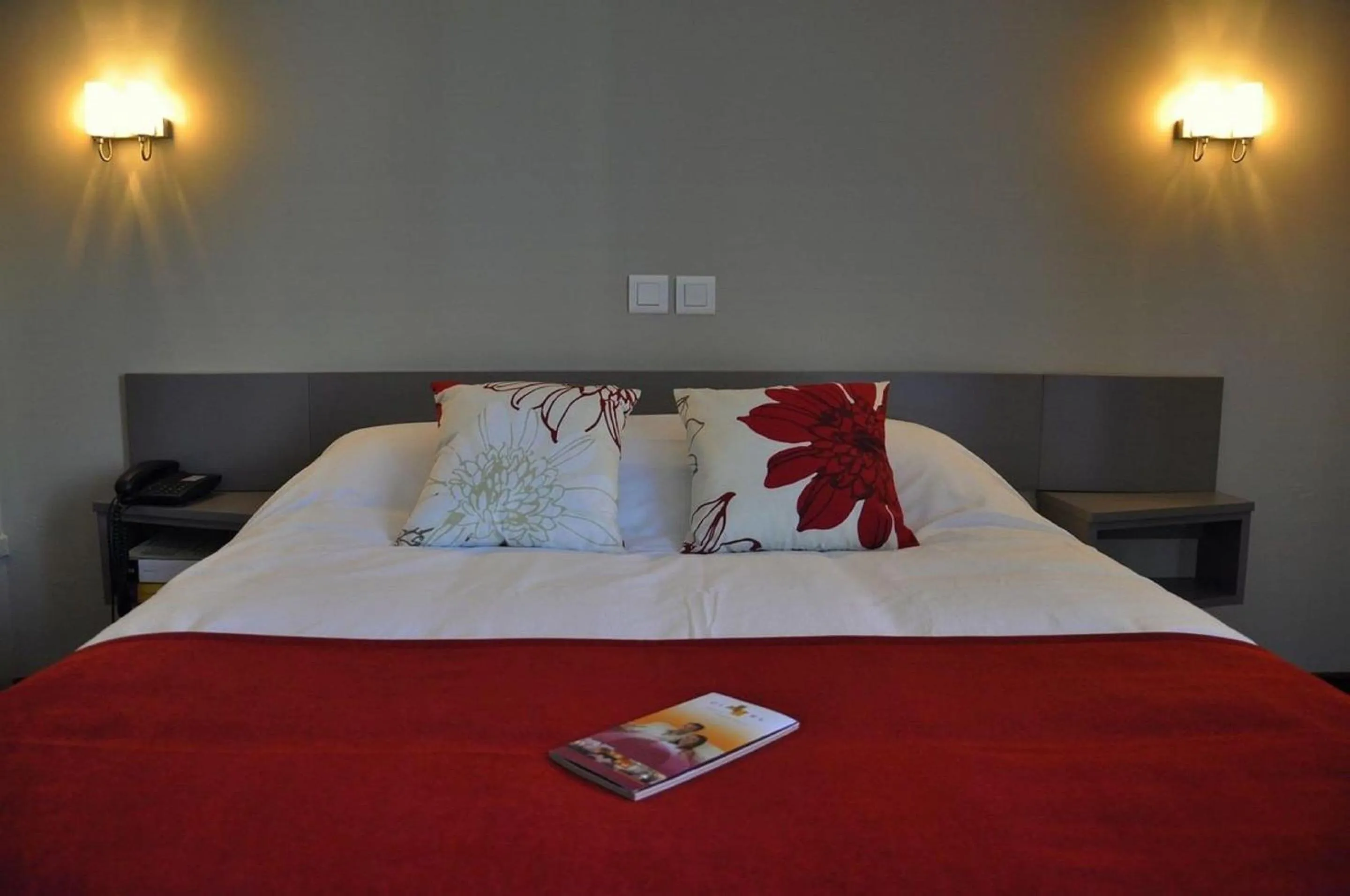 Bed in Logis hotel Noemys Gradignan